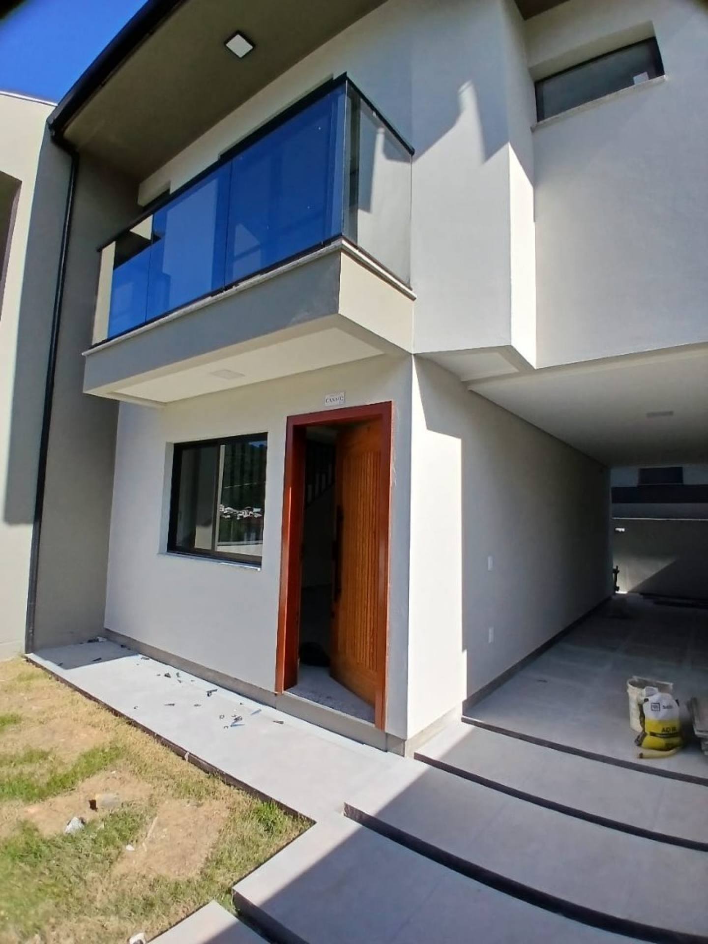 Sobrado com 3 quartos sendo uma suíte em Potecas - São José - SC