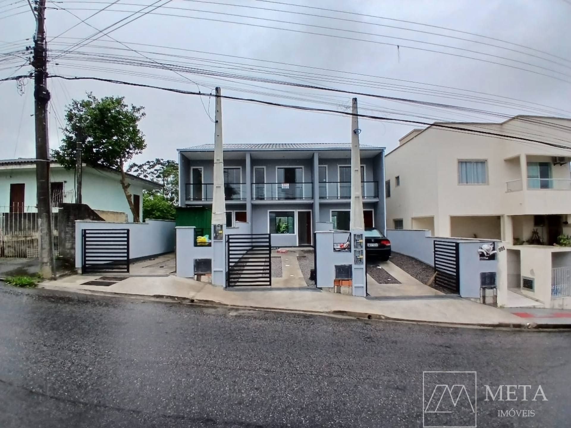 Sobrado de 2 dormitórios em Potecas - São José/SC