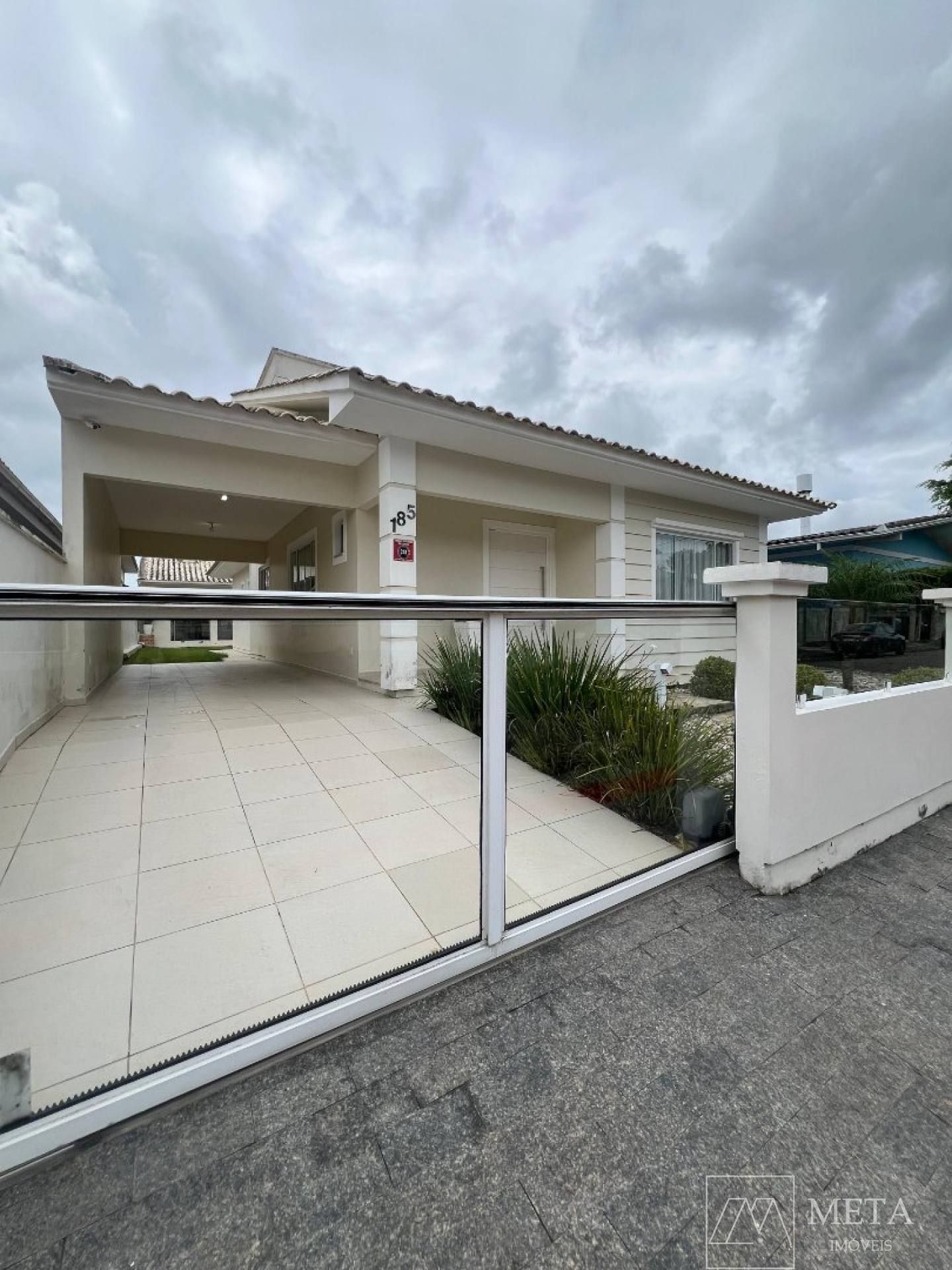 Casa de 3 dormitórios em Carianos - Florianópolis/SC