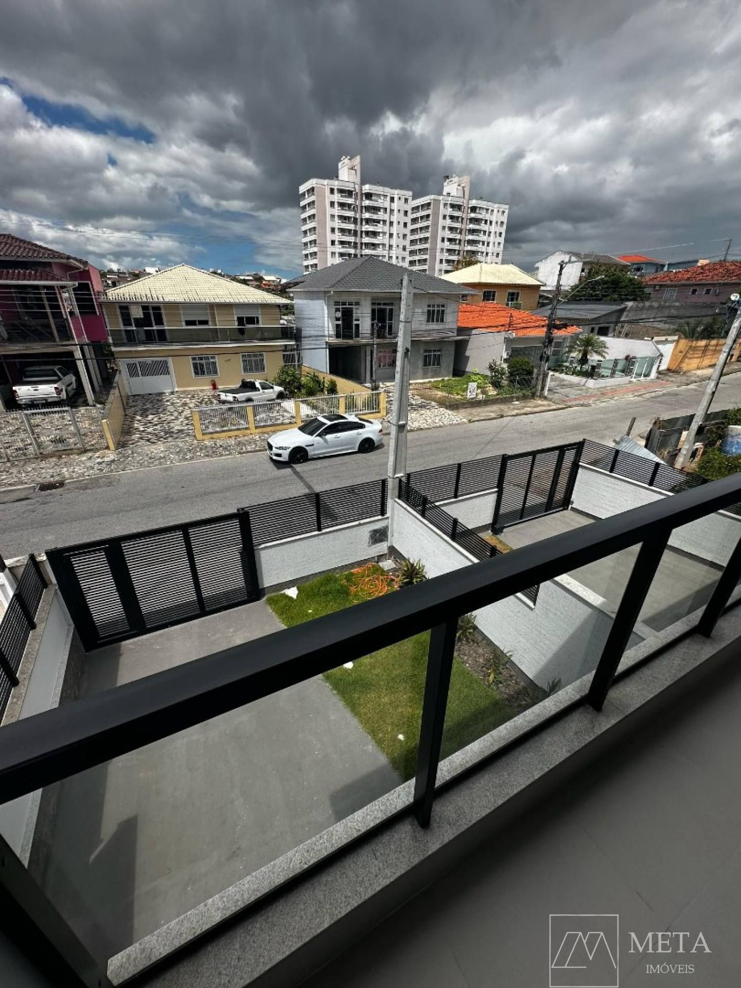 Sobrado de 3 dormitórios (1 suíte) na Serraria - São José/SC