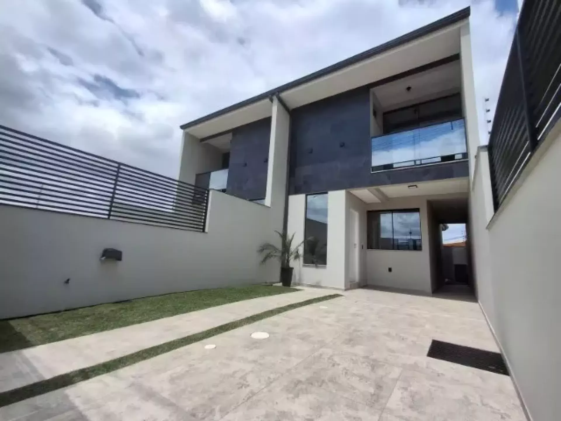 Sobrado com 3 dormitórios (1 suíte) em Forquilhas - São José/SC
