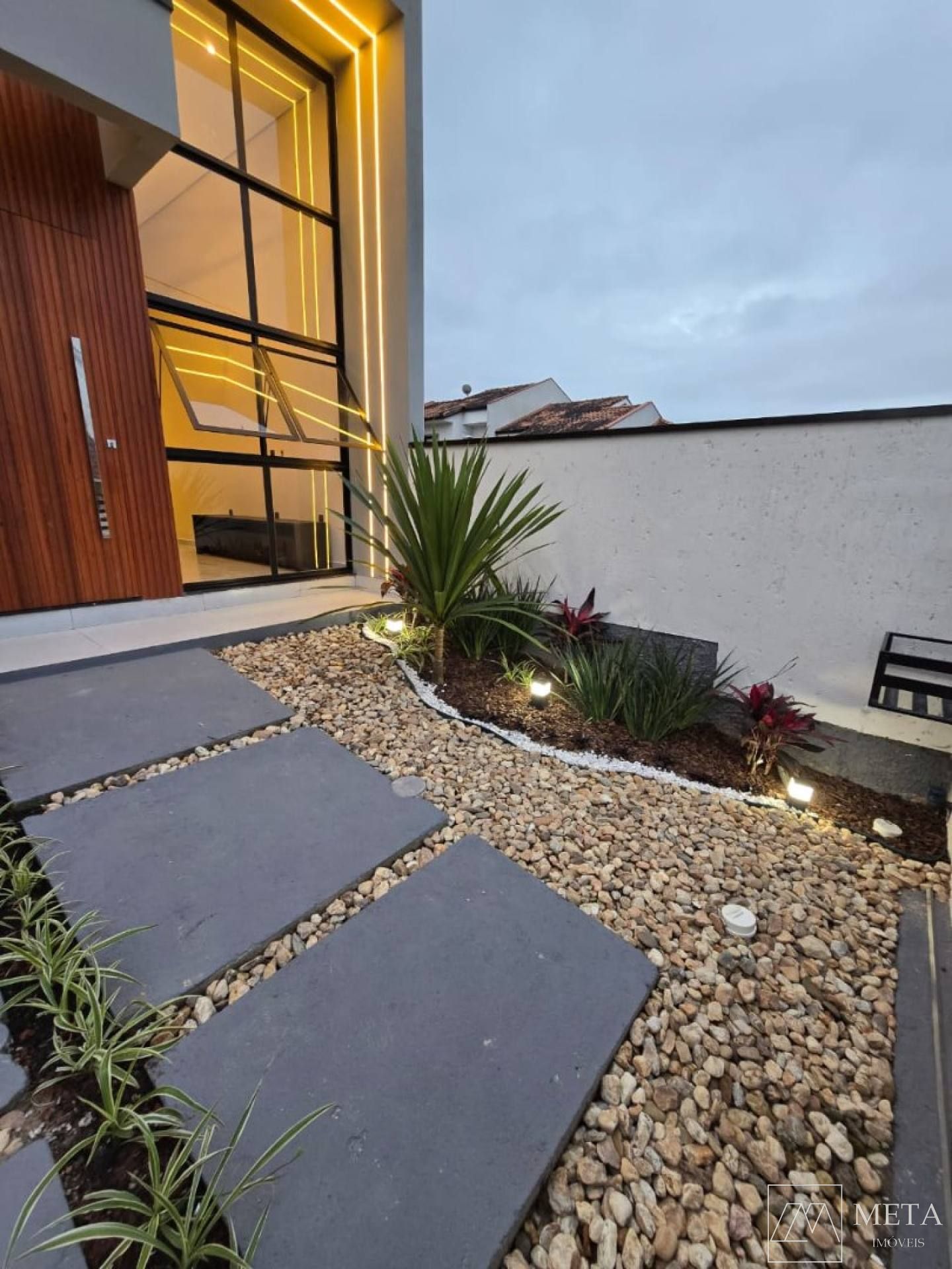 Casa com 2 dormitórios ( 1 suíte) em Potecas - São José/SC