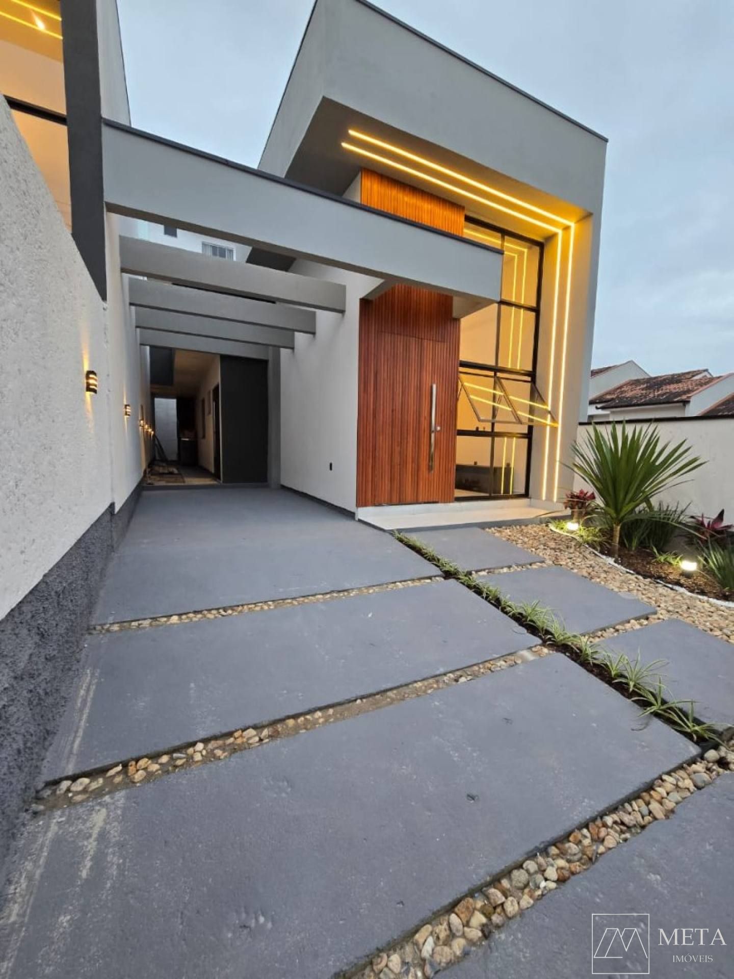 Casa com 2 dormitórios ( 1 suíte) em Potecas - São José/SC