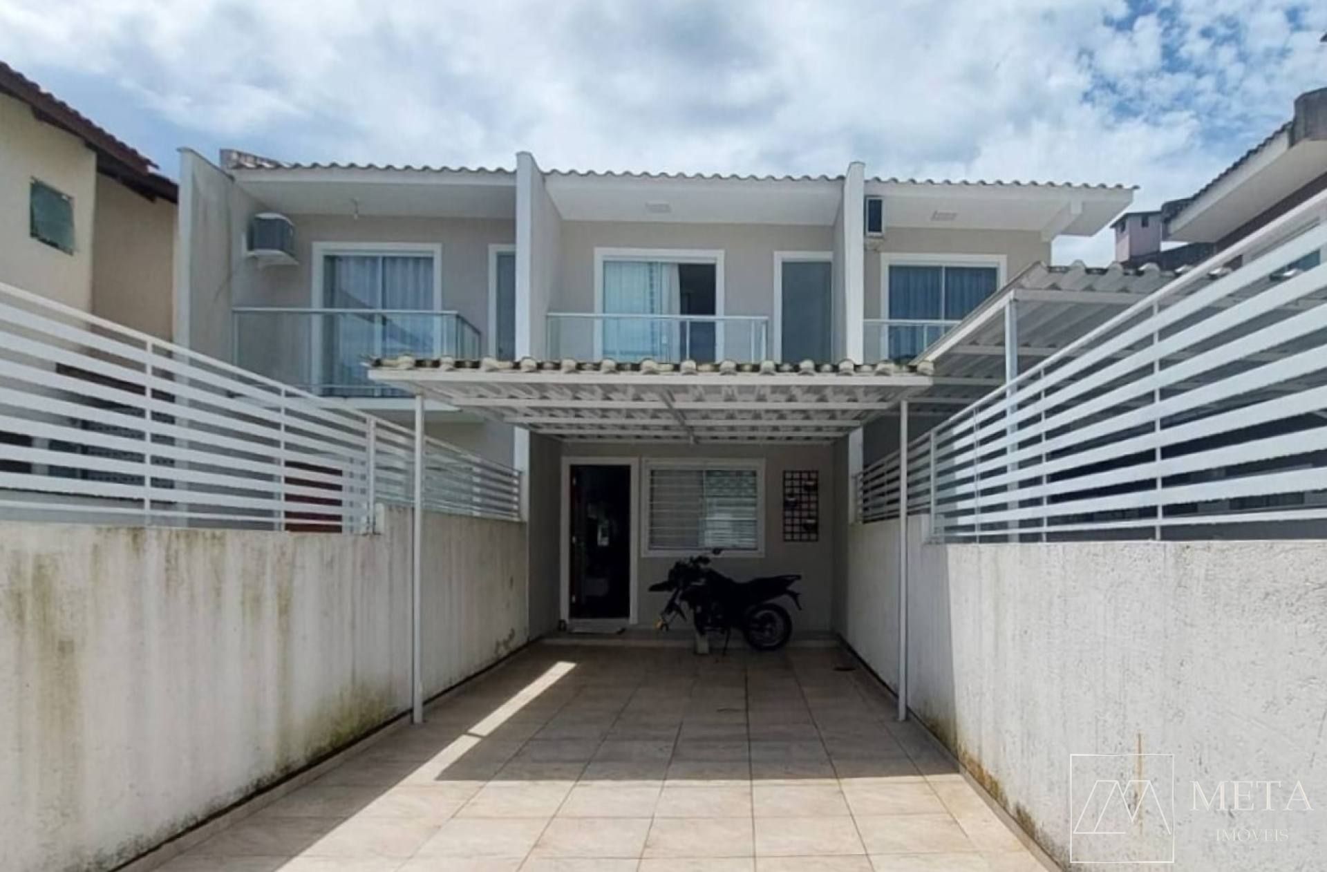 Sobrado de 2 dormitórios no Sertão do Maruim - São José/SC
