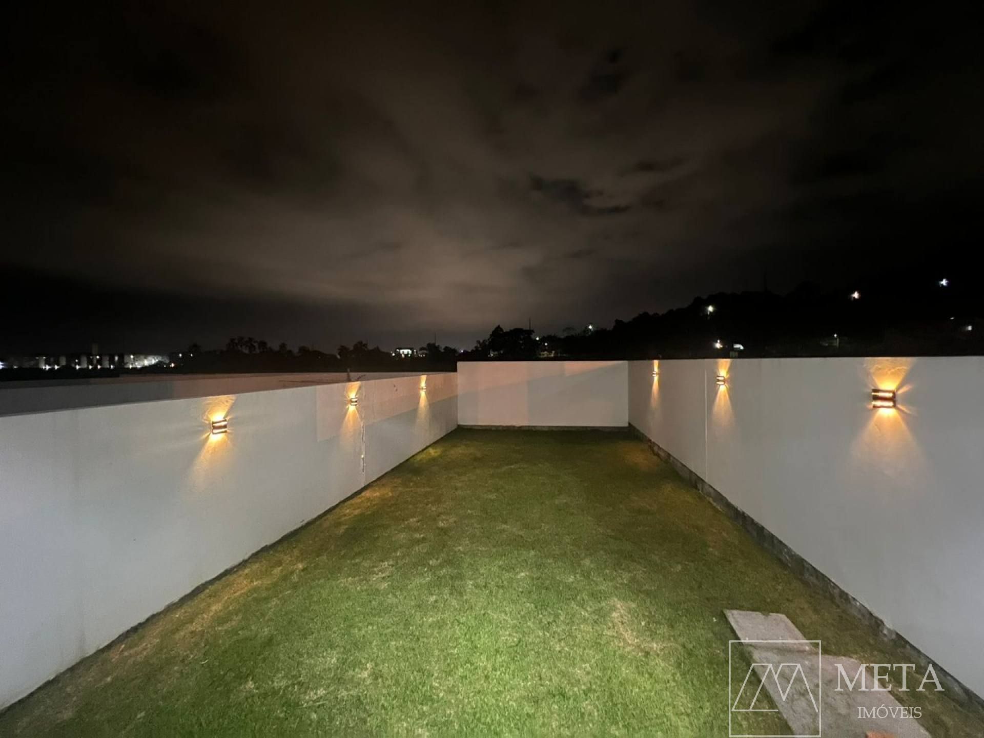 Sobrado de 2 dormitórios no Sertão do Maruim - São José/SC