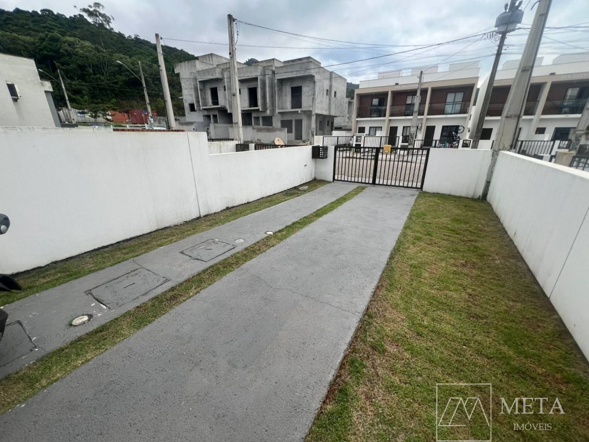 Sobrado de 2 dormitórios no Sertão do Maruim - São José/SC