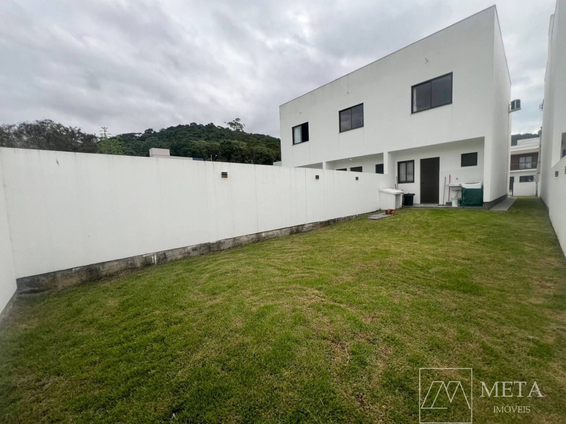 Sobrado de 2 dormitórios no Sertão do Maruim - São José/SC