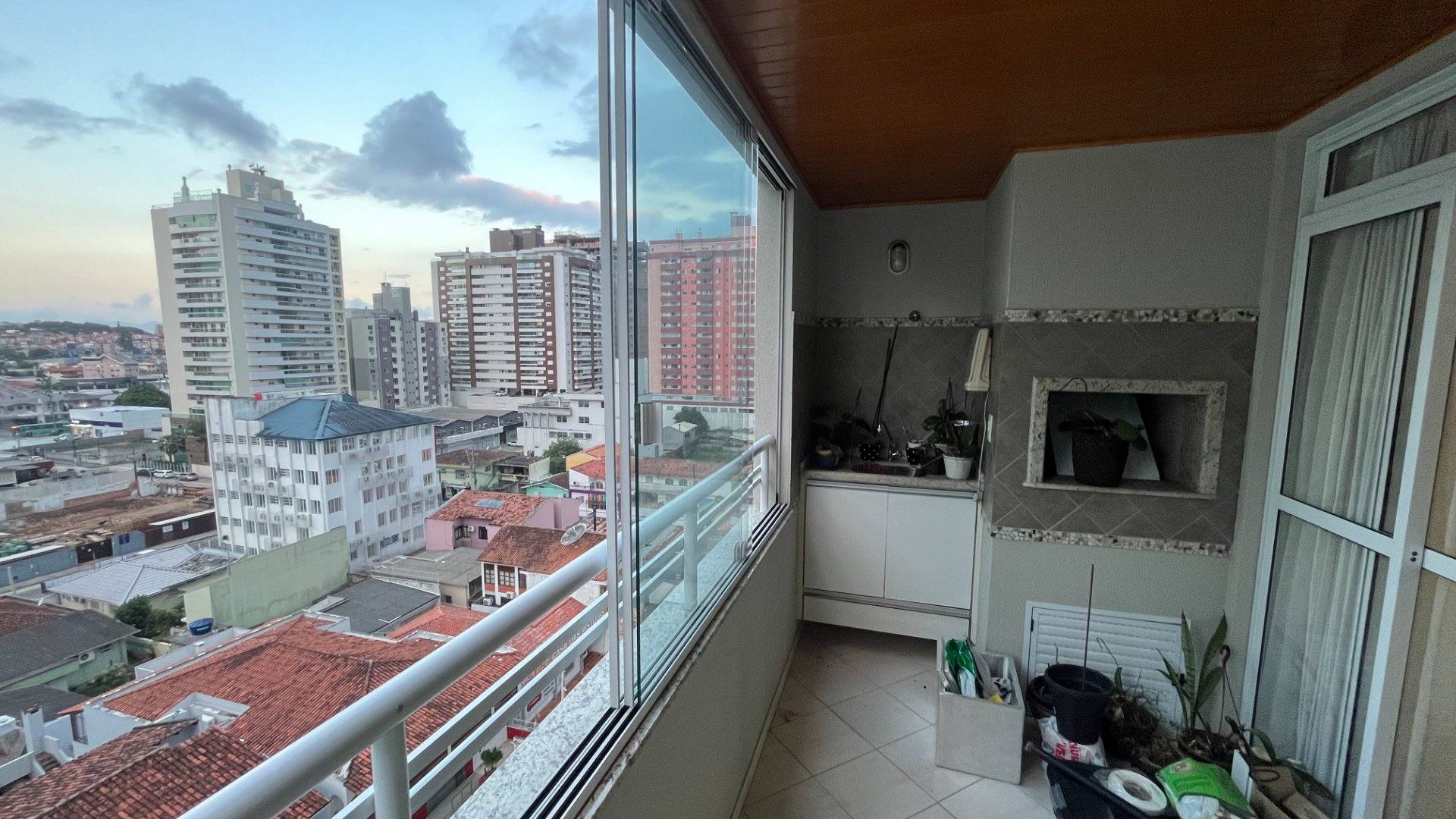 Apartamento com 3 dormitórios (2 suiets) + Lavabo em Campinas - São José /SC