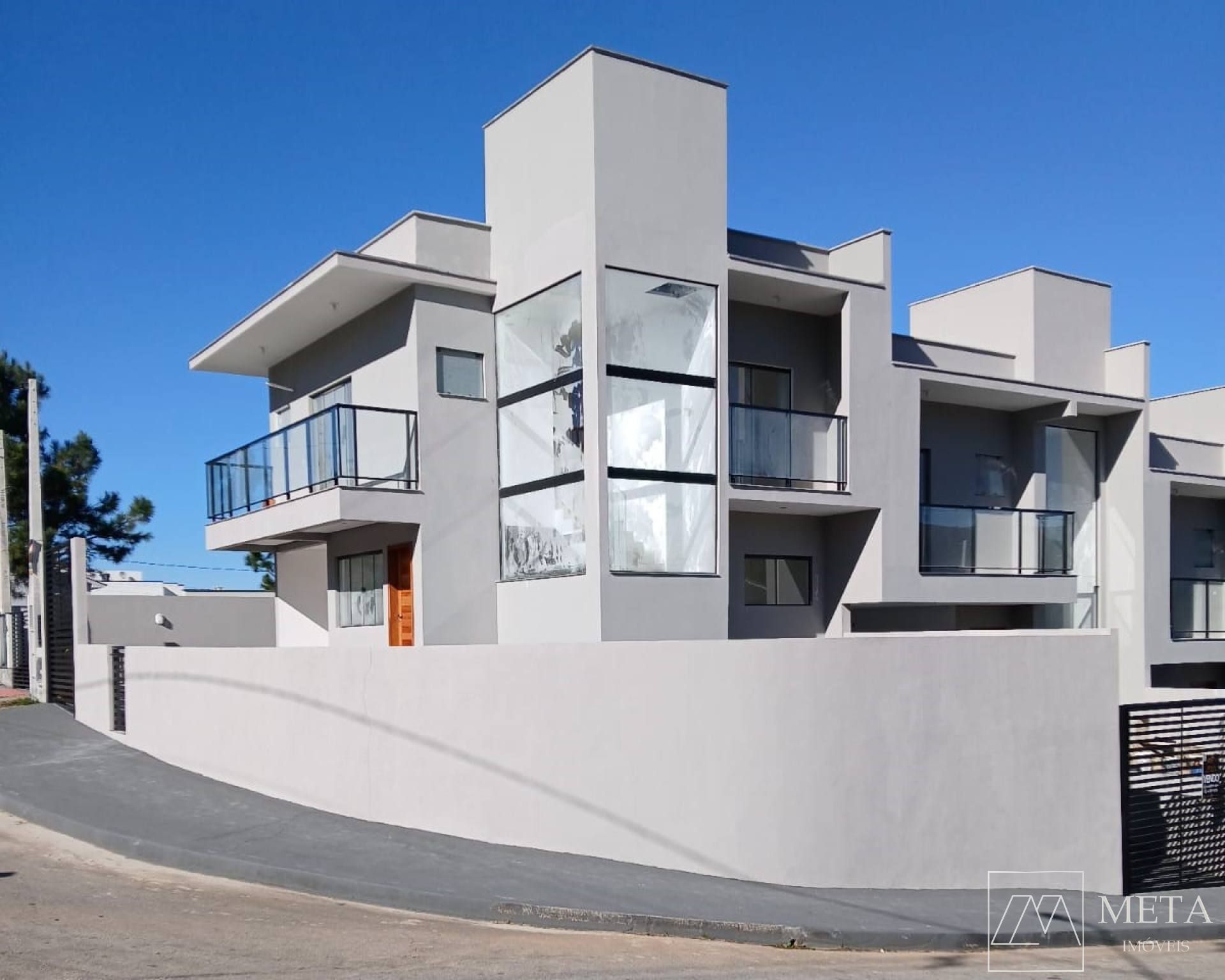 Casa com 3 Dormitórios (1 Suíte) em Potecas - São José/SC