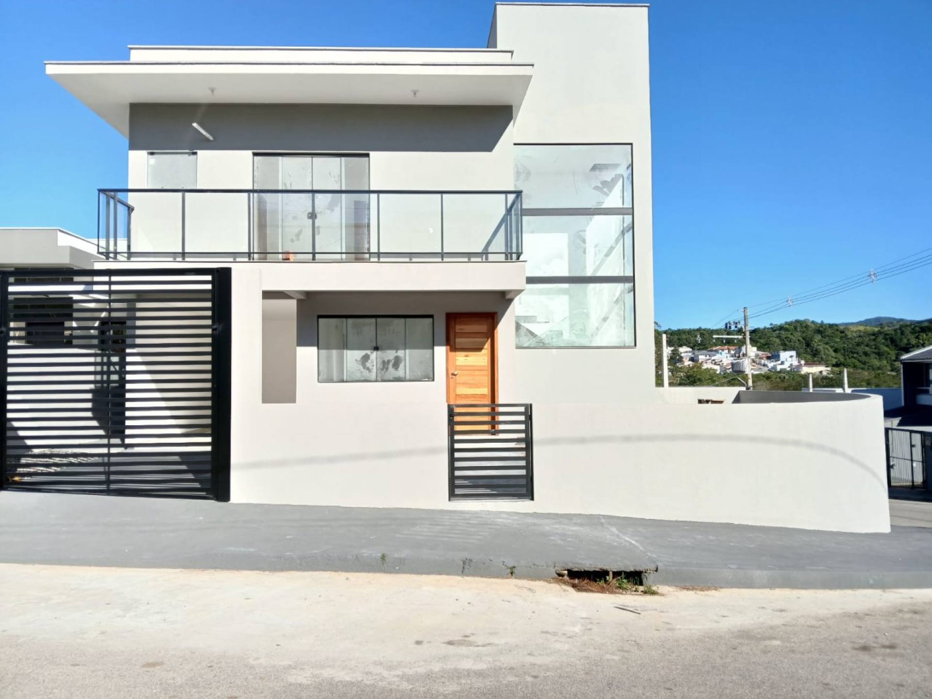 Casa com 3 Dormitórios (1 Suíte) em Potecas - São José/SC