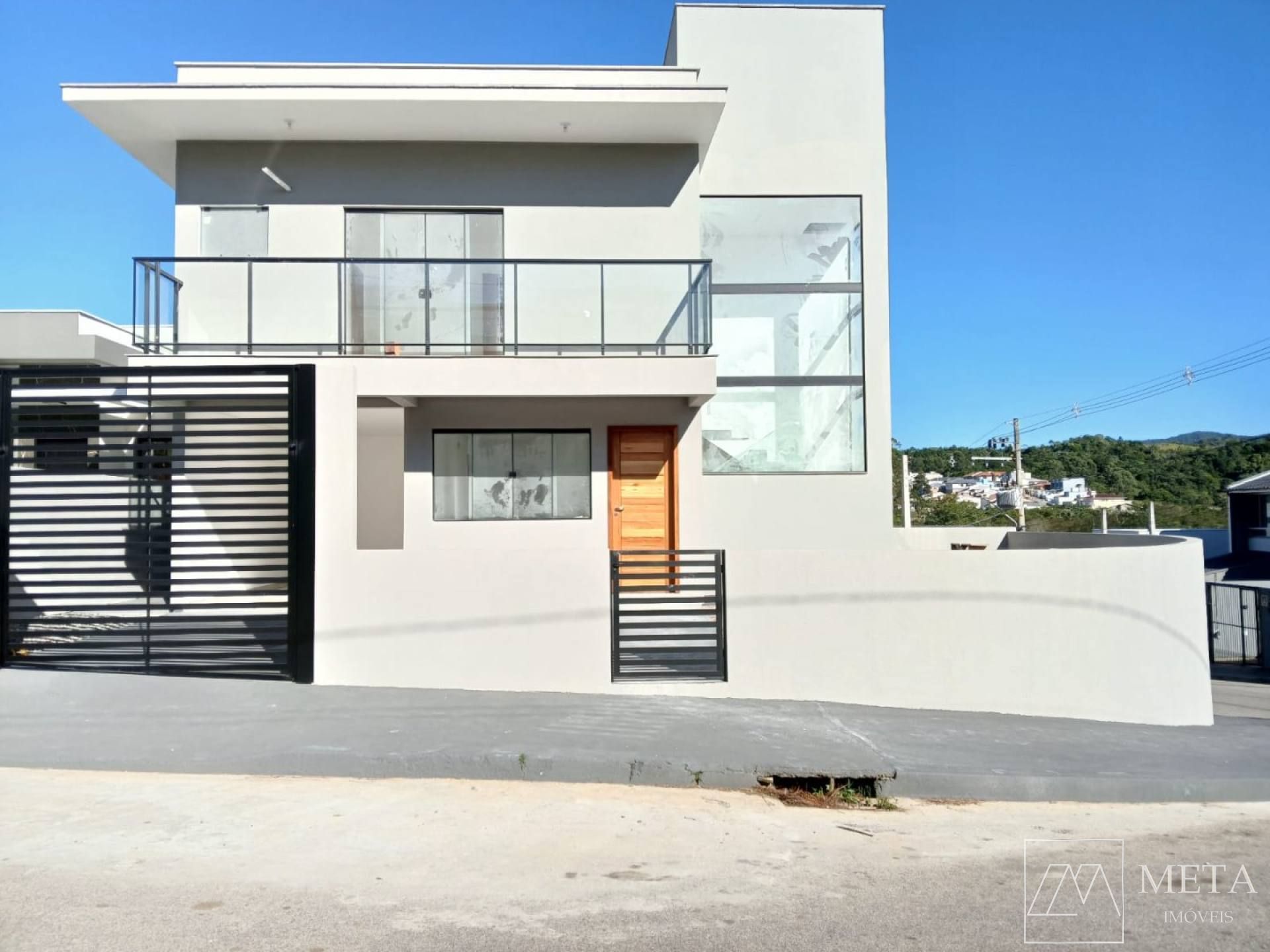 Casa com 3 Dormitórios (1 Suíte) em Potecas - São José/SC