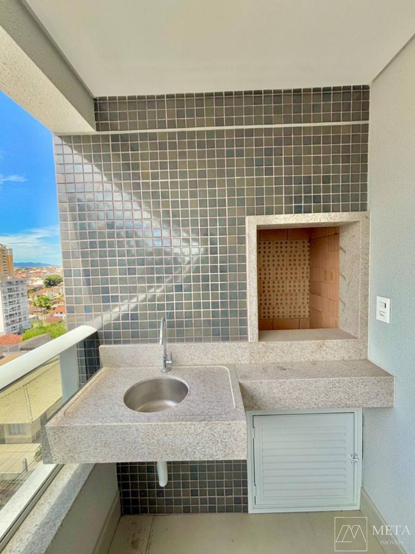 Apartamento de 2 dormitórios (1 suíte) em Barreiros - São José/SC