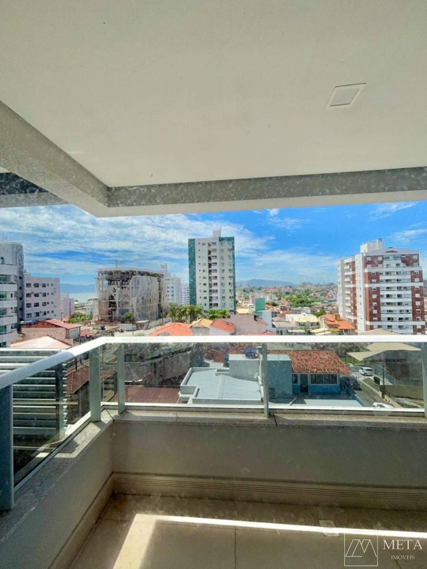 Apartamento de 2 dormitórios (1 suíte) em Barreiros - São José/SC