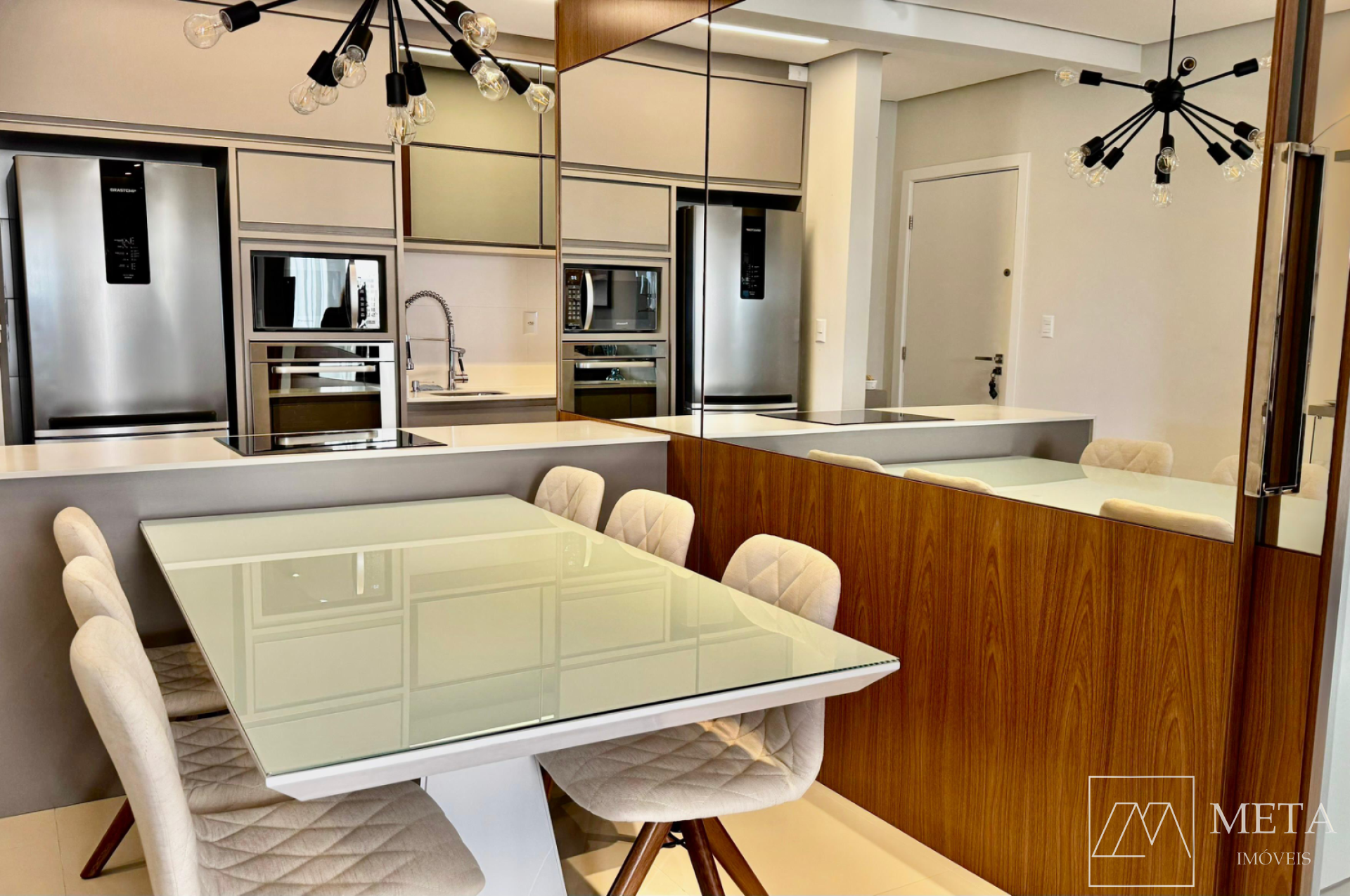 Apartamento de 2 dormitórios (1 suíte) em Barreiros - São José/SC