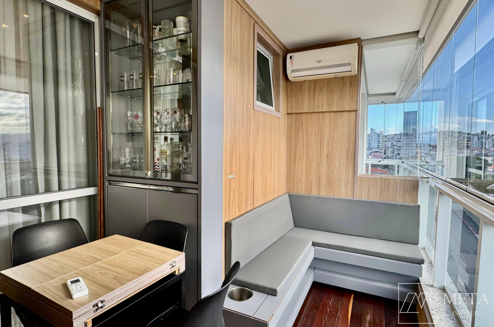 Apartamento de 2 dormitórios (1 suíte) em Barreiros - São José/SC