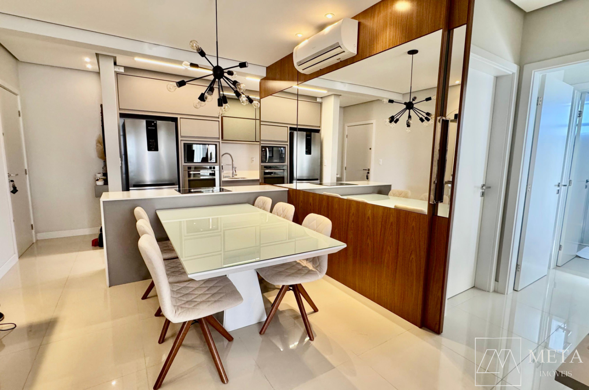 Apartamento de 2 dormitórios (1 suíte) em Barreiros - São José/SC