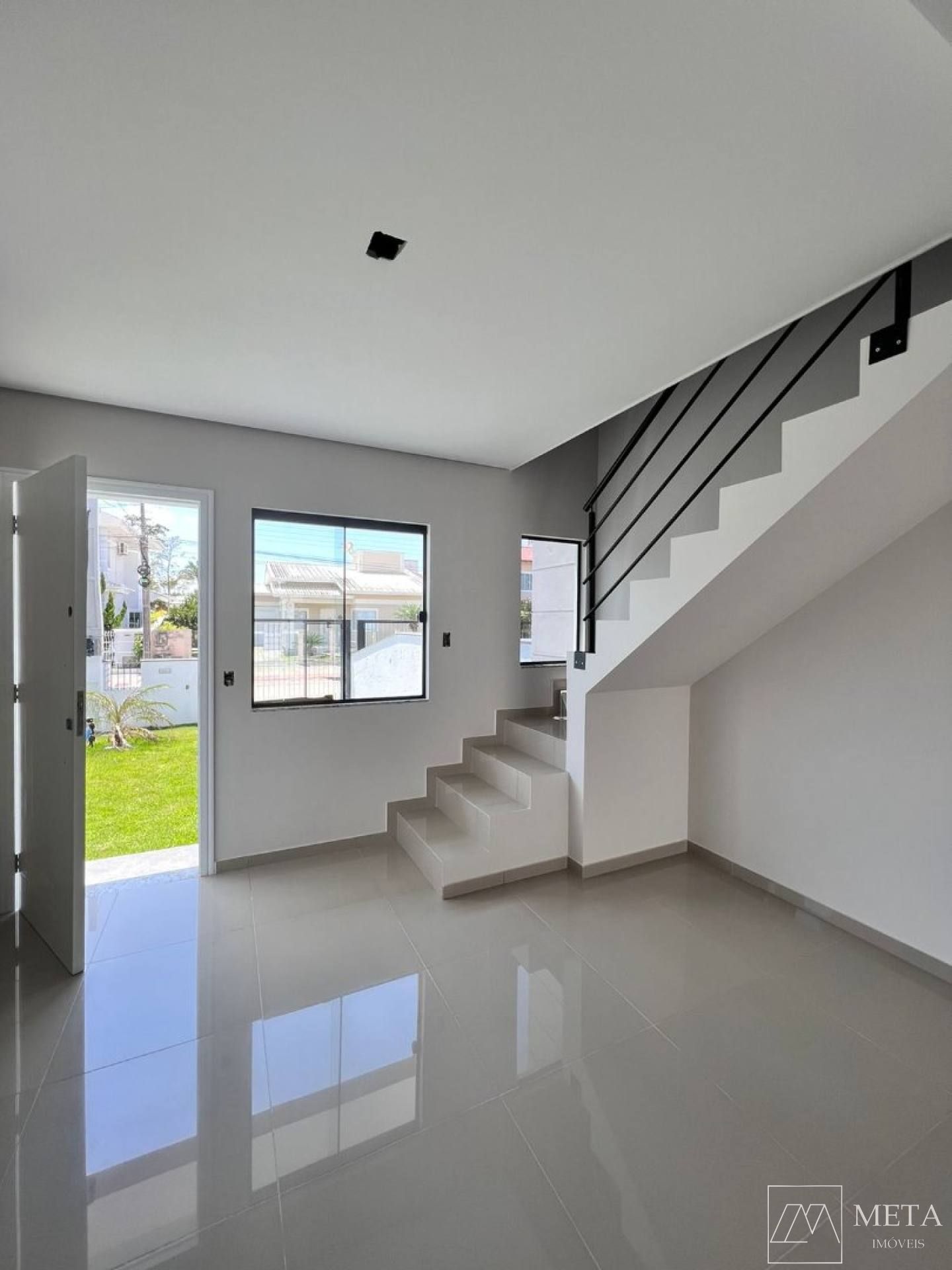 Sobrado de 3 dormitórios (1 suíte) no Aririú — Palhoça/SC