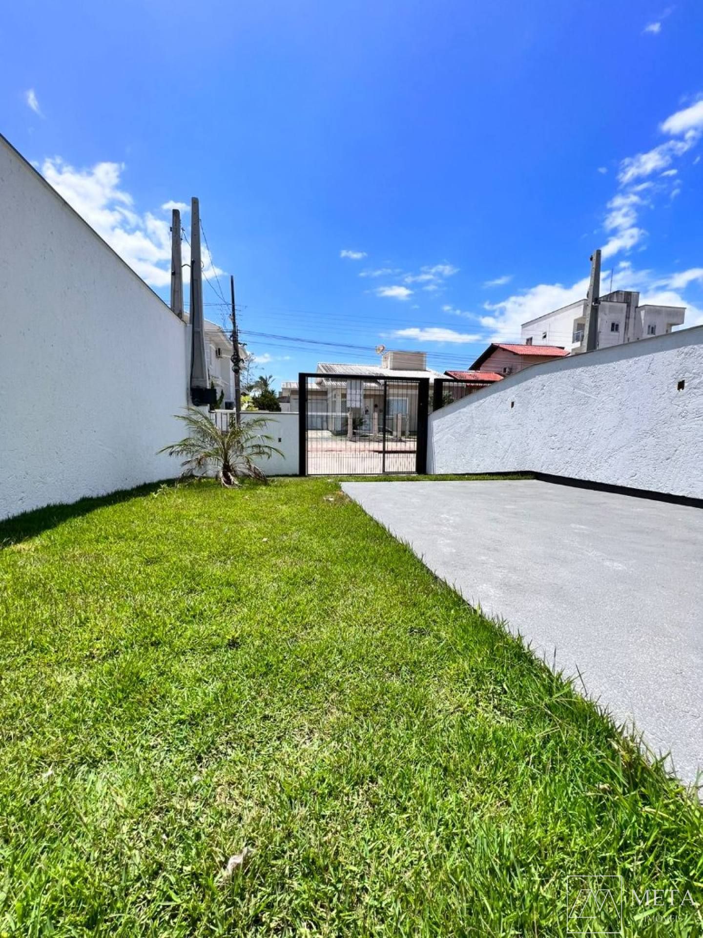 Sobrado de 3 dormitórios (1 suíte) no Aririú — Palhoça/SC
