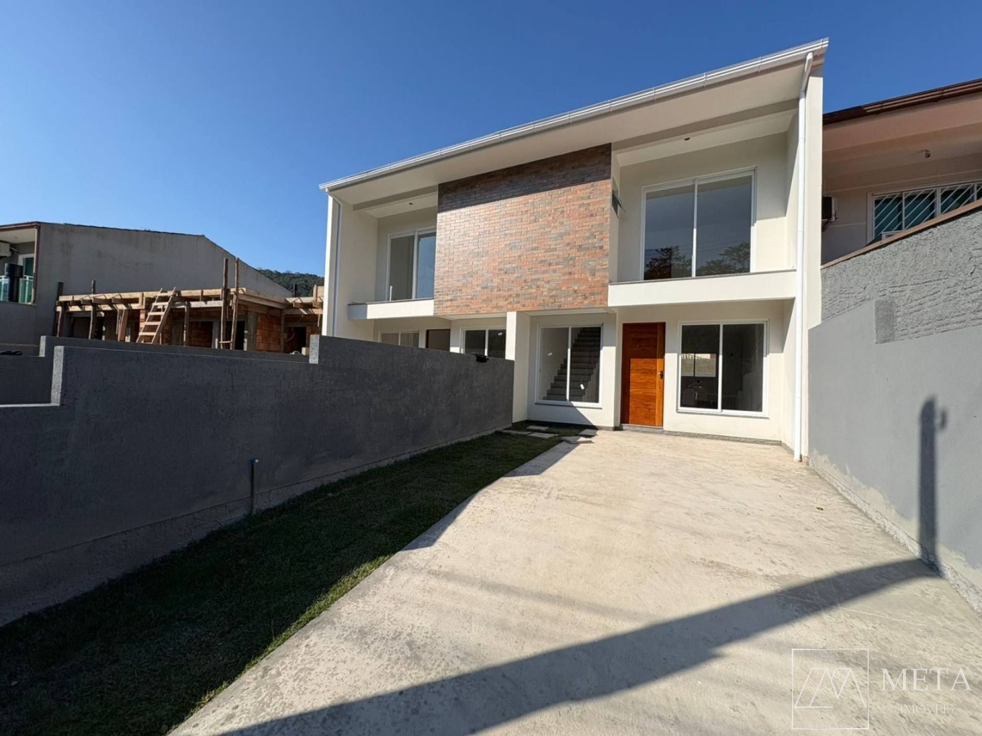 Sobrado com 2 suítes em Potecas - São José/SC