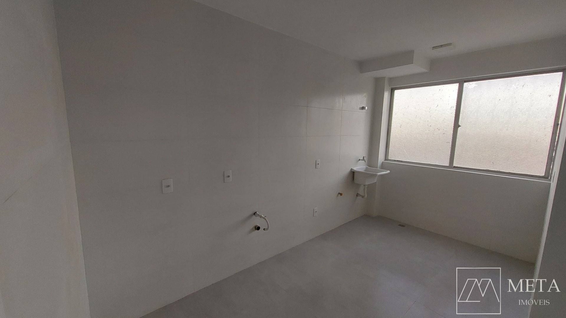 Apartamento reformado com 2 dormitórios no Estreito - Florianópolis/SC