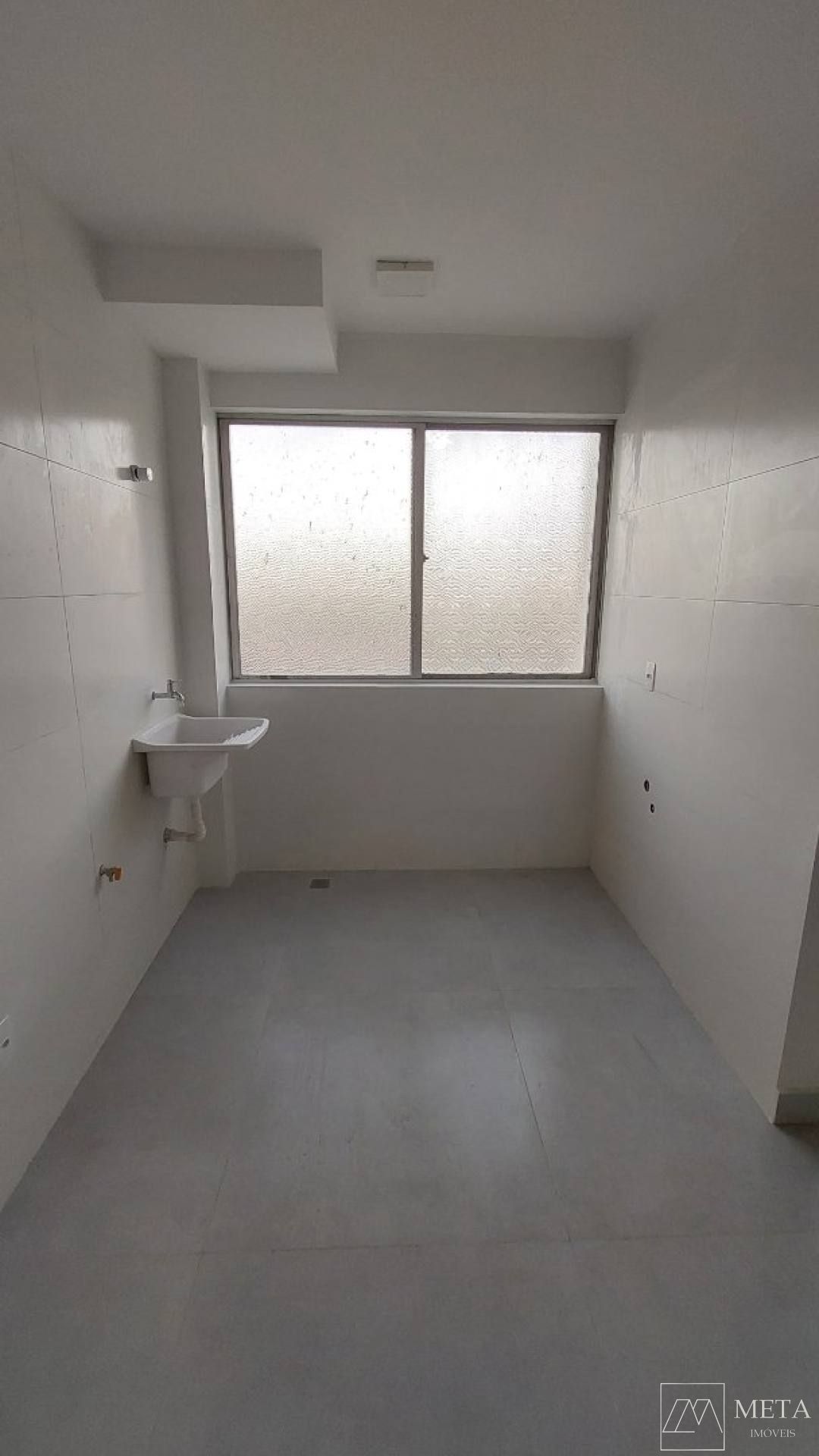 Apartamento reformado com 2 dormitórios no Estreito - Florianópolis/SC