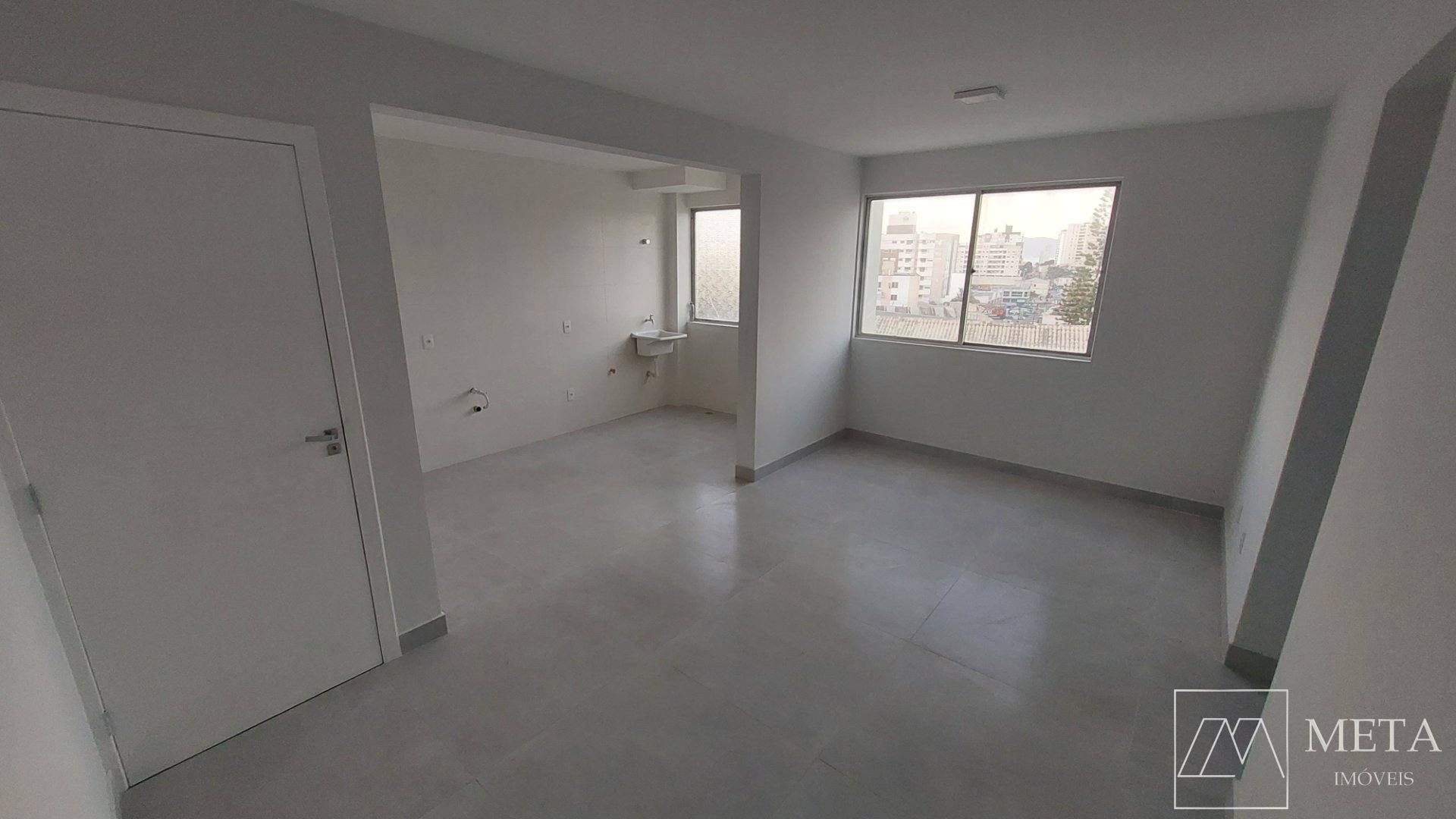 Apartamento reformado com 2 dormitórios no Estreito - Florianópolis/SC