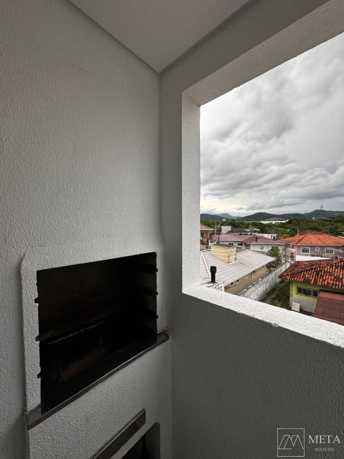 Apartamento reformado de 2 dormitórios no Aririú, Palhoça / SC