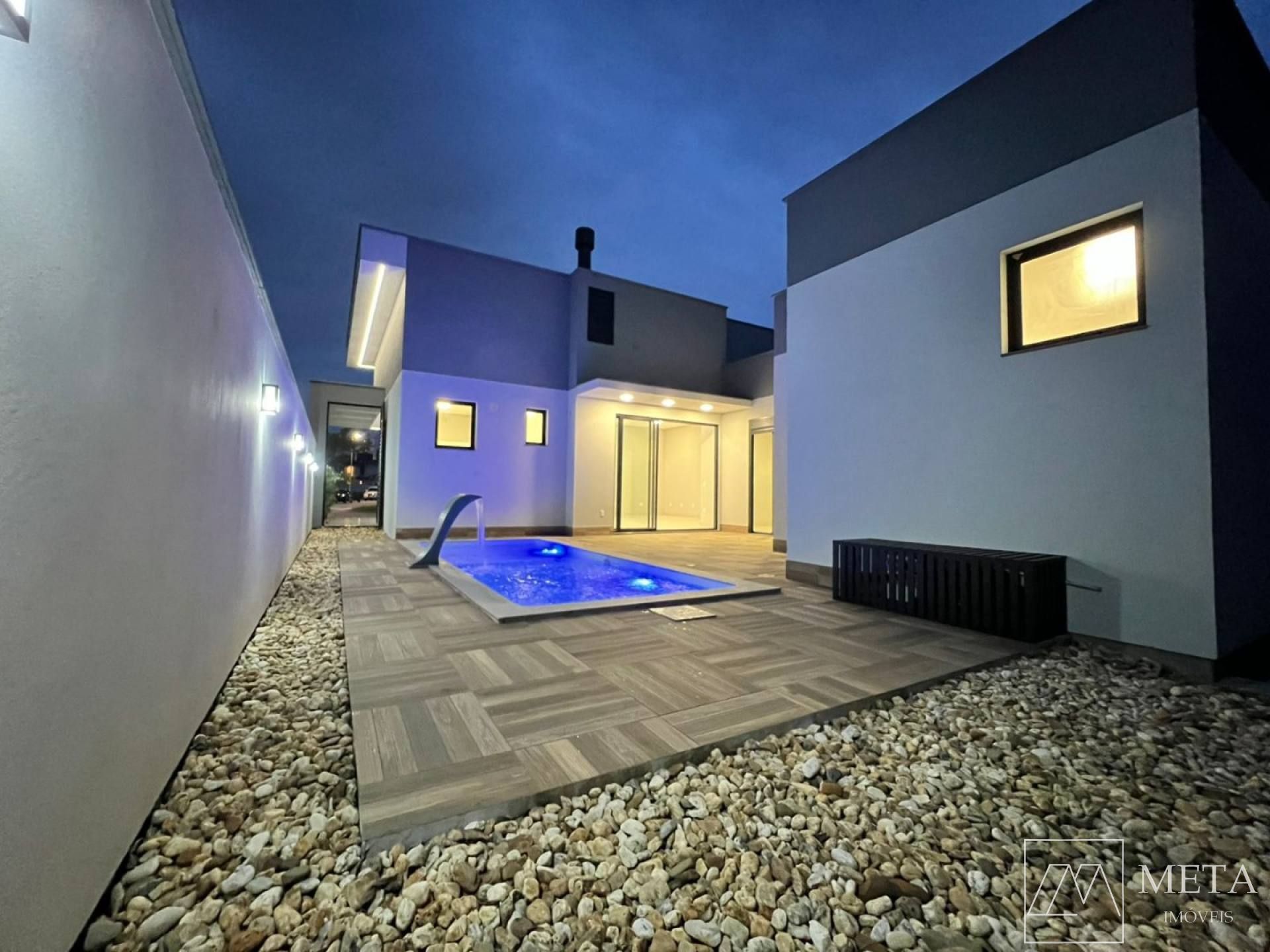 Casa de alto padrão com 3 dormitórios (1 suíte) na Pedra Branca - Palhoça/SC