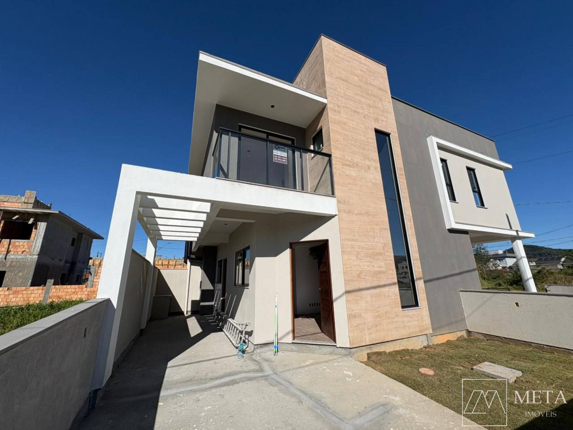 Sobrado com 2 suítes, sendo uma com sacada na Bela Vista – Palhoça/SC