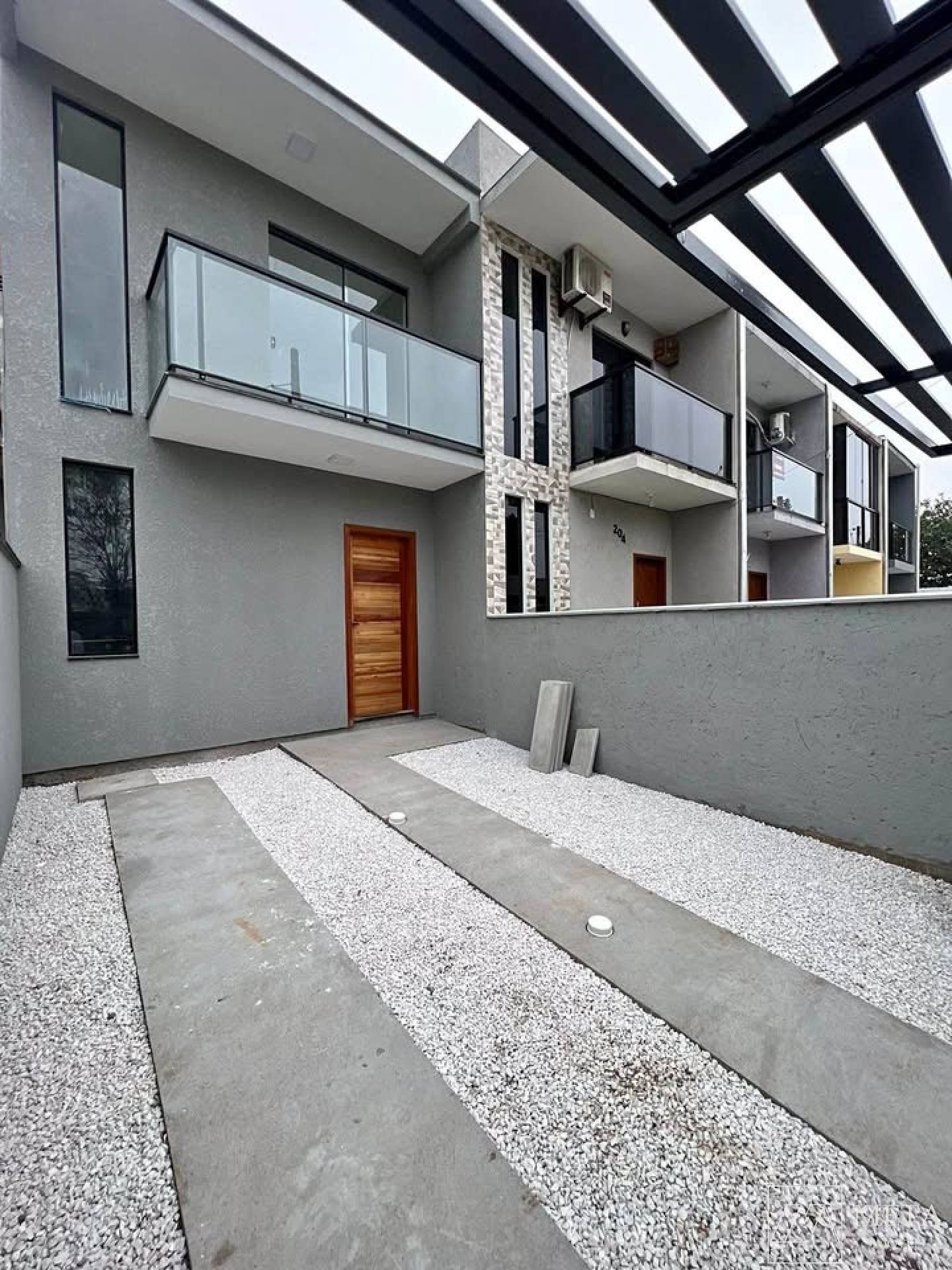 Sobrado de 2 dormitórios com Lavabo no Rio Vermelho - Florianopolis/SC