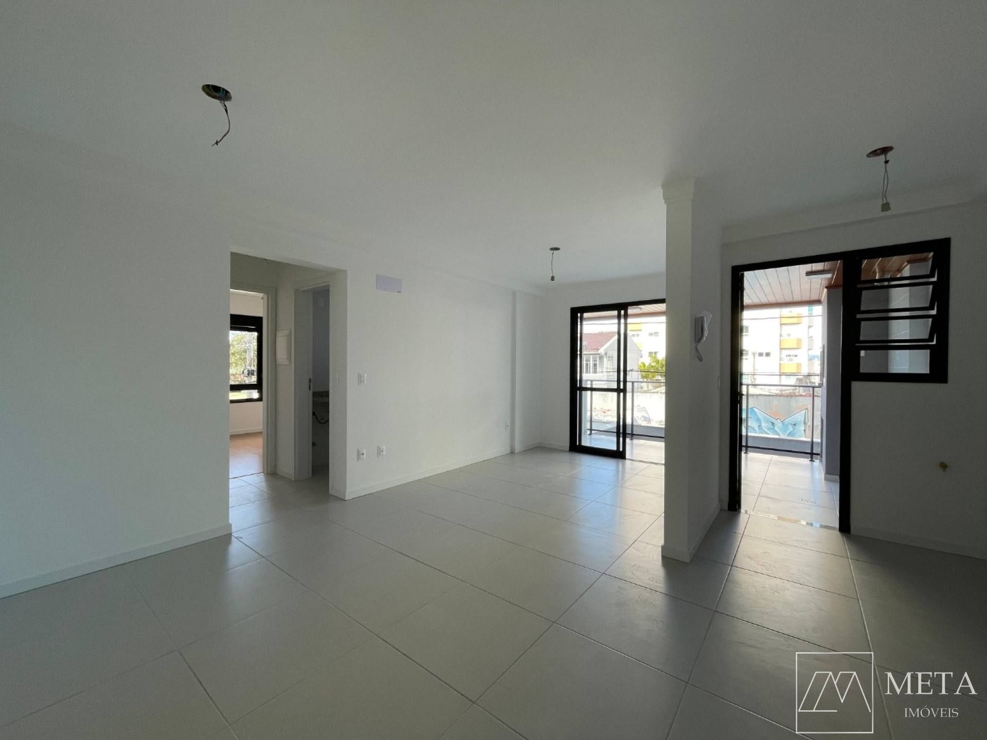 Apartamento com 2 Dormitórios (1 Suíte) em Barreiros - São José/SC