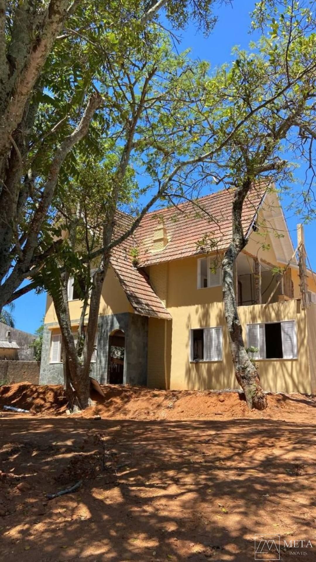 Sobrado com 6 dormitórios em Ponta de Baixo-São José/SC