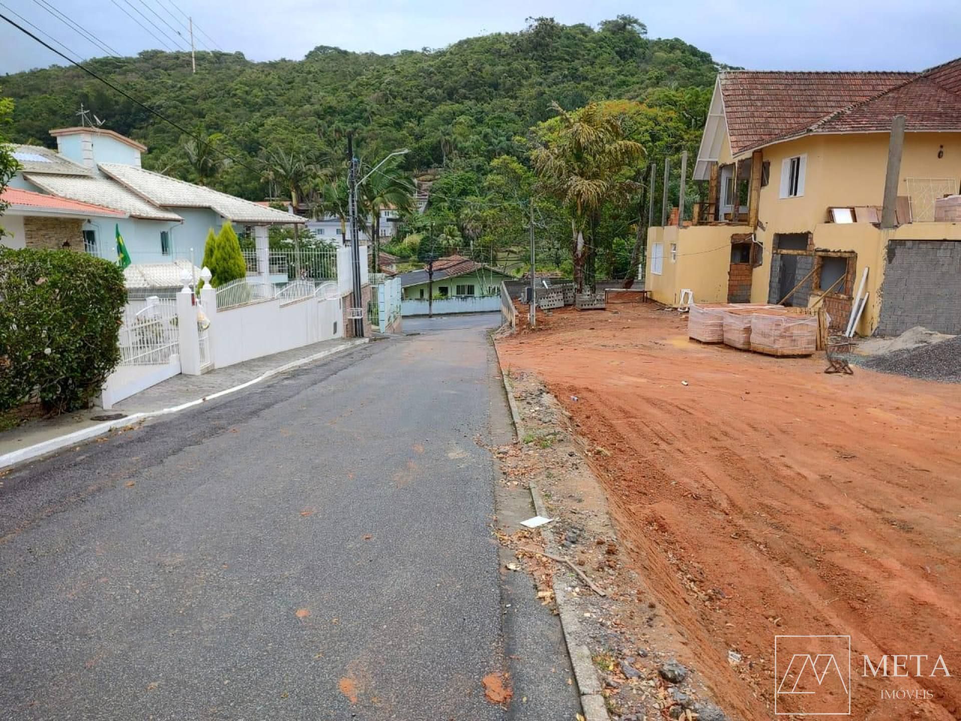 Sobrado com 6 dormitórios em Ponta de Baixo-São José/SC