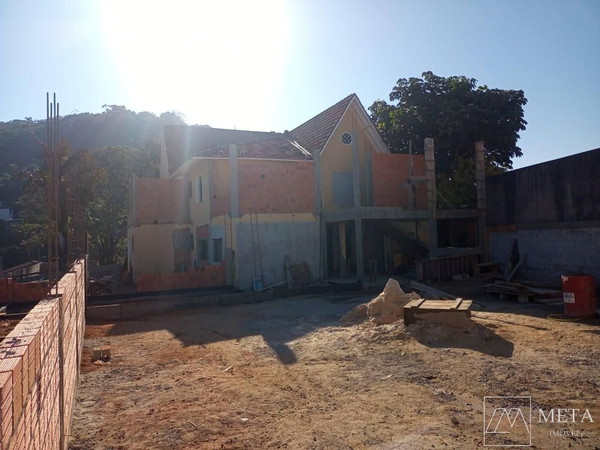 Sobrado com 6 dormitórios em Ponta de Baixo-São José/SC