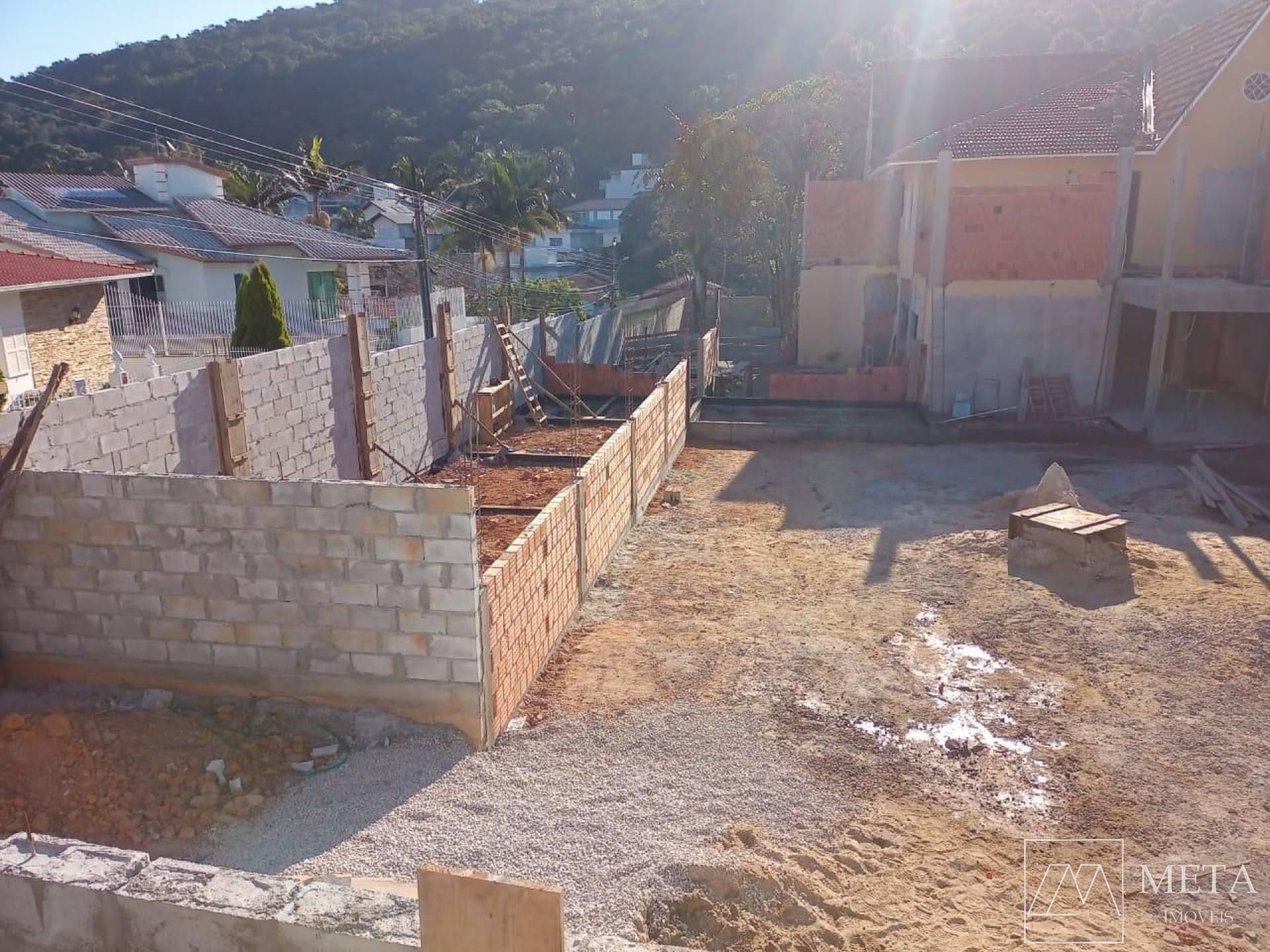 Sobrado com 6 dormitórios em Ponta de Baixo-São José/SC