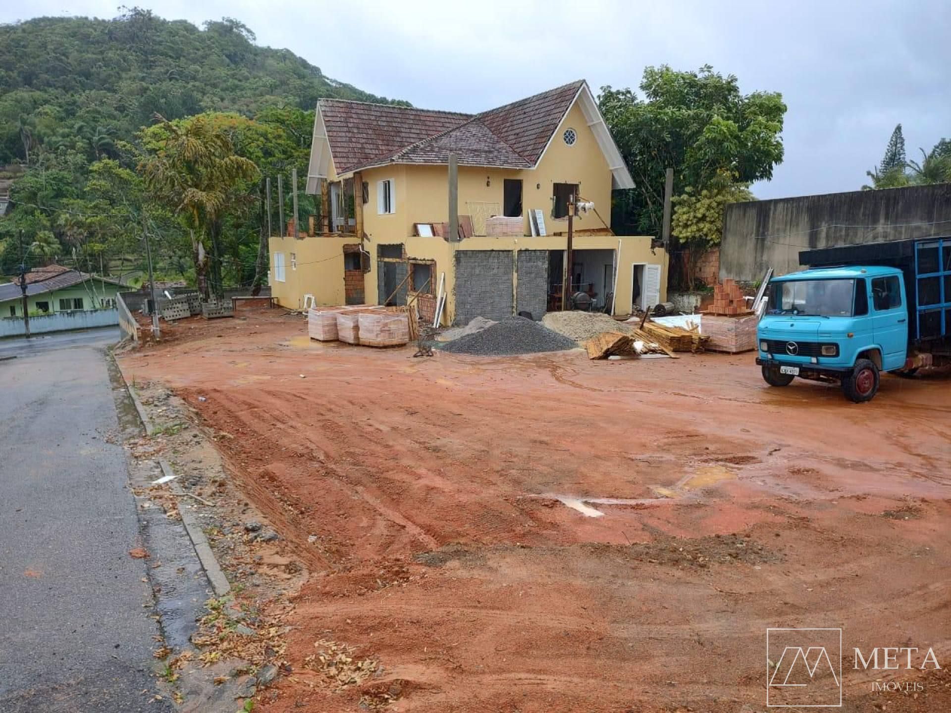 Sobrado com 6 dormitórios em Ponta de Baixo-São José/SC