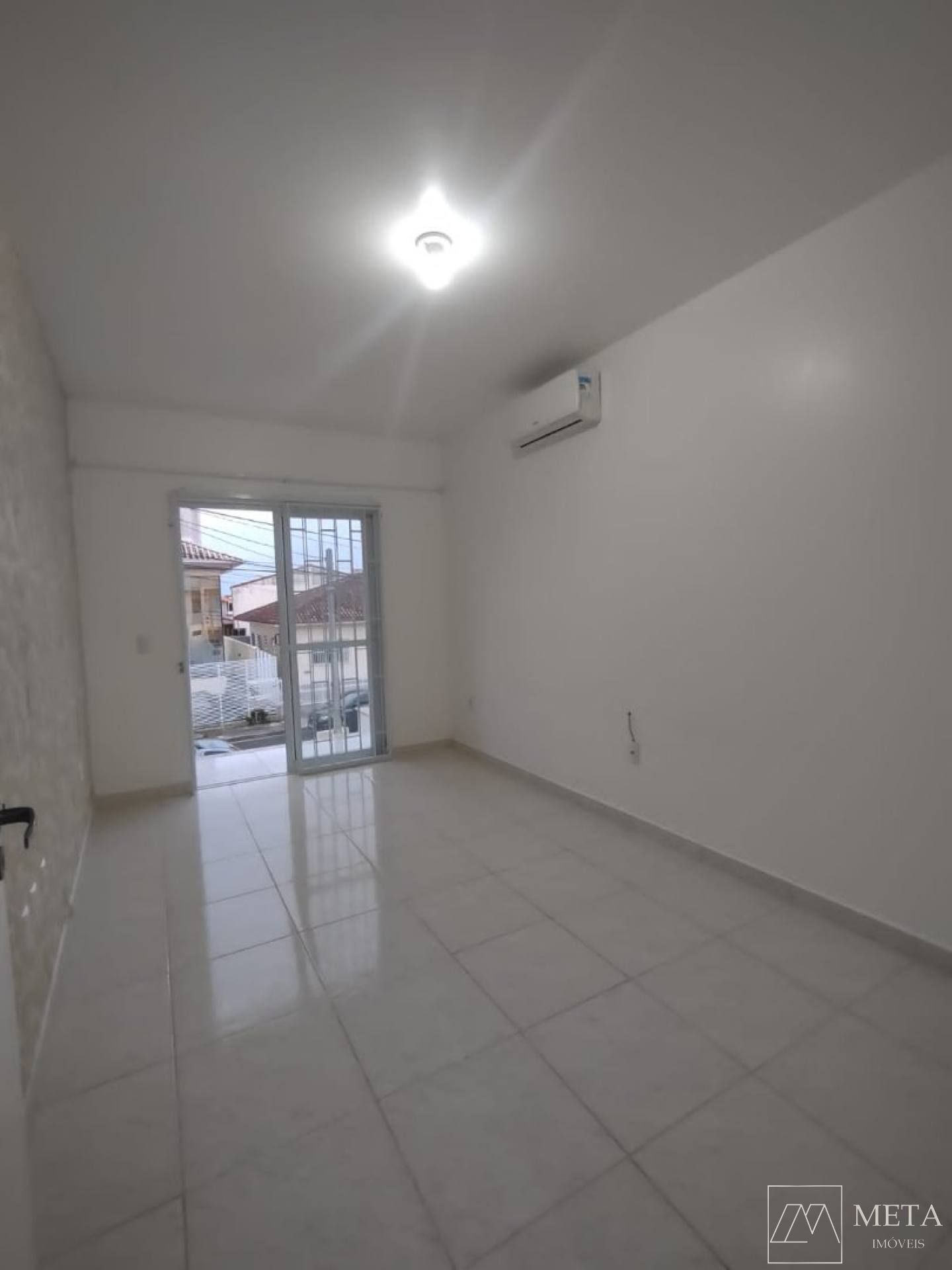 Sobrado com 2 dormitórios em Potecas-São José/SC