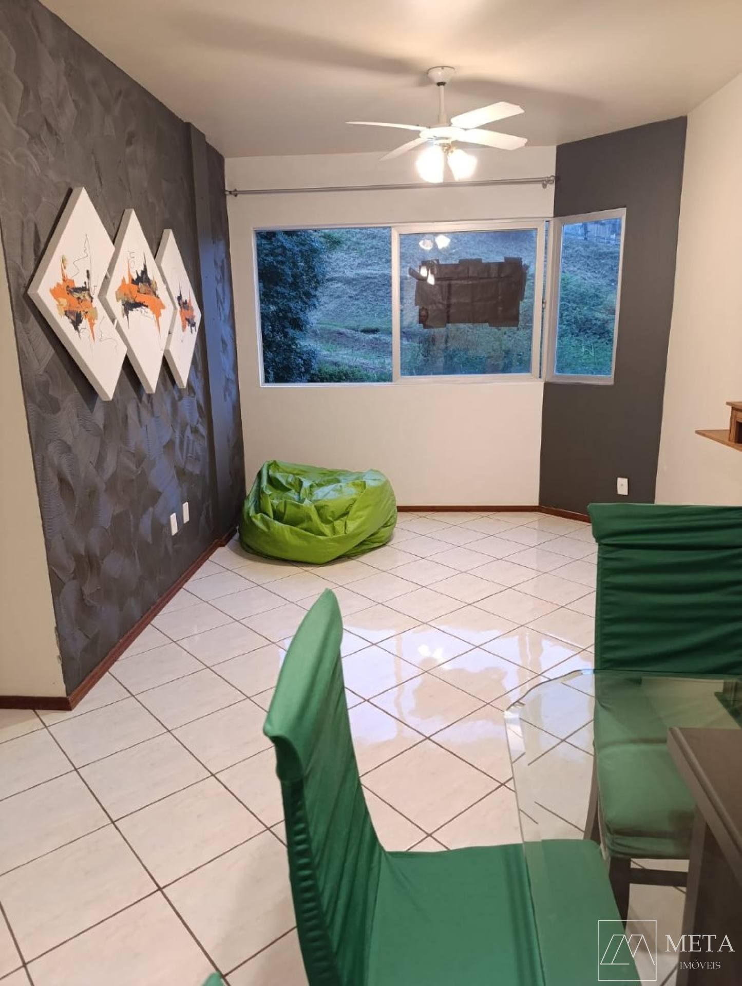 Apartamento com 1 dormitório em Coqueiros - São José/SC