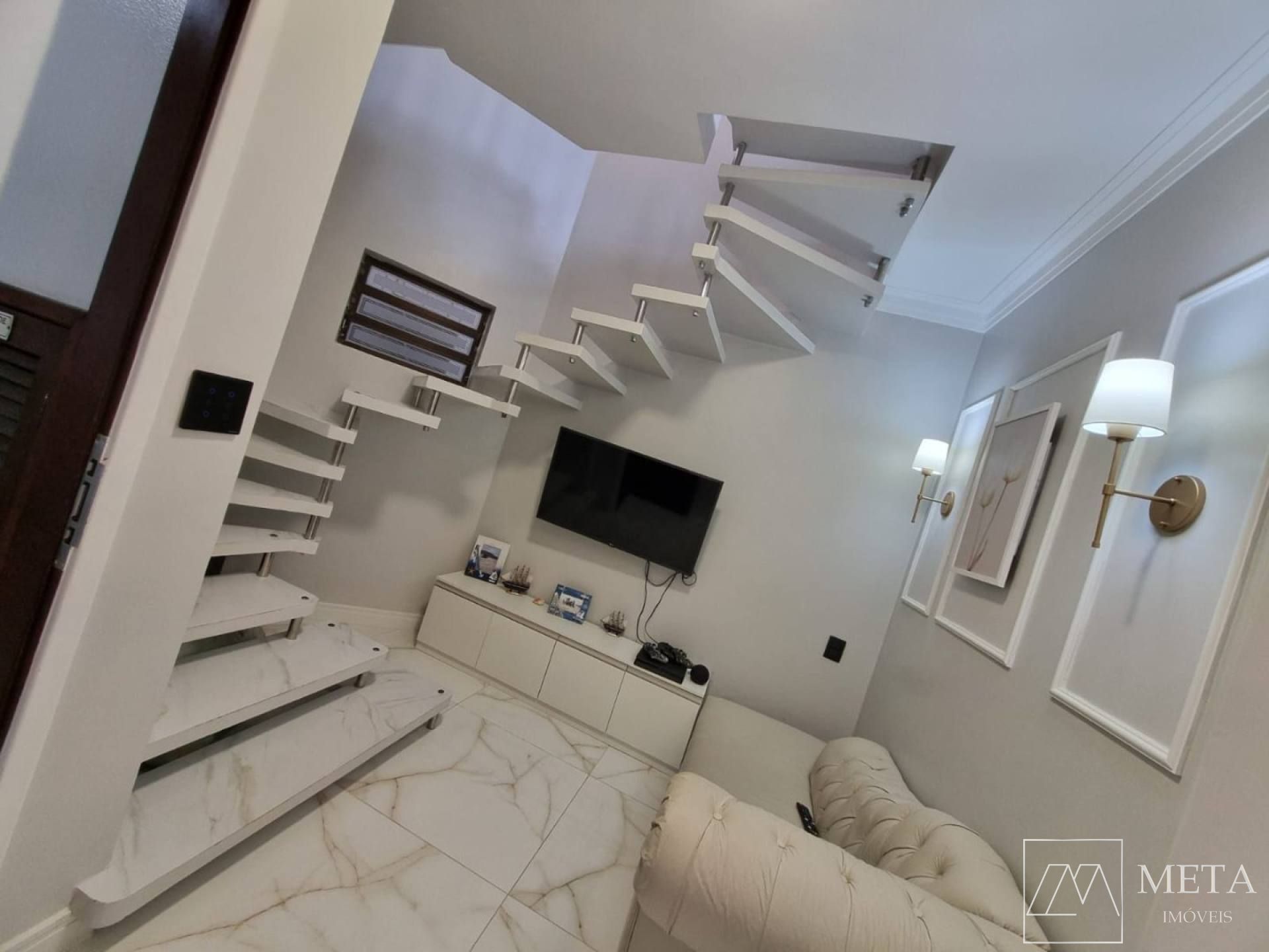 Triplex com 3 dormitórios (1 suíte) no Ingleses do Rio Vermelho-Florianópolis/SC