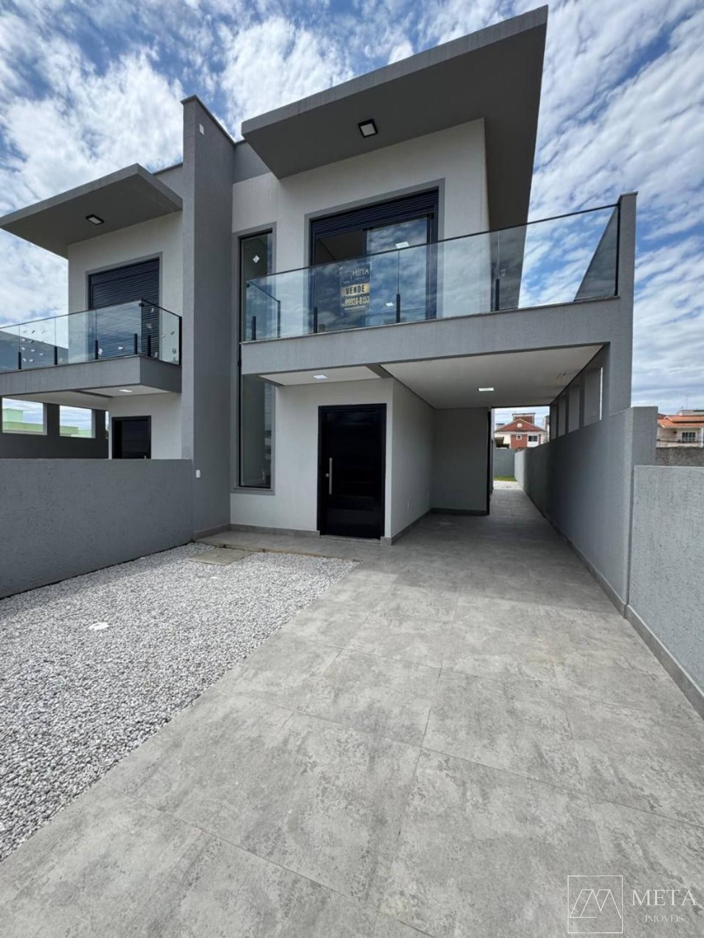 Sobrado com 3 dormitórios (1 suíte, 2 demi-suítes) no Ipiranga-São José/SC-  Exclusividade