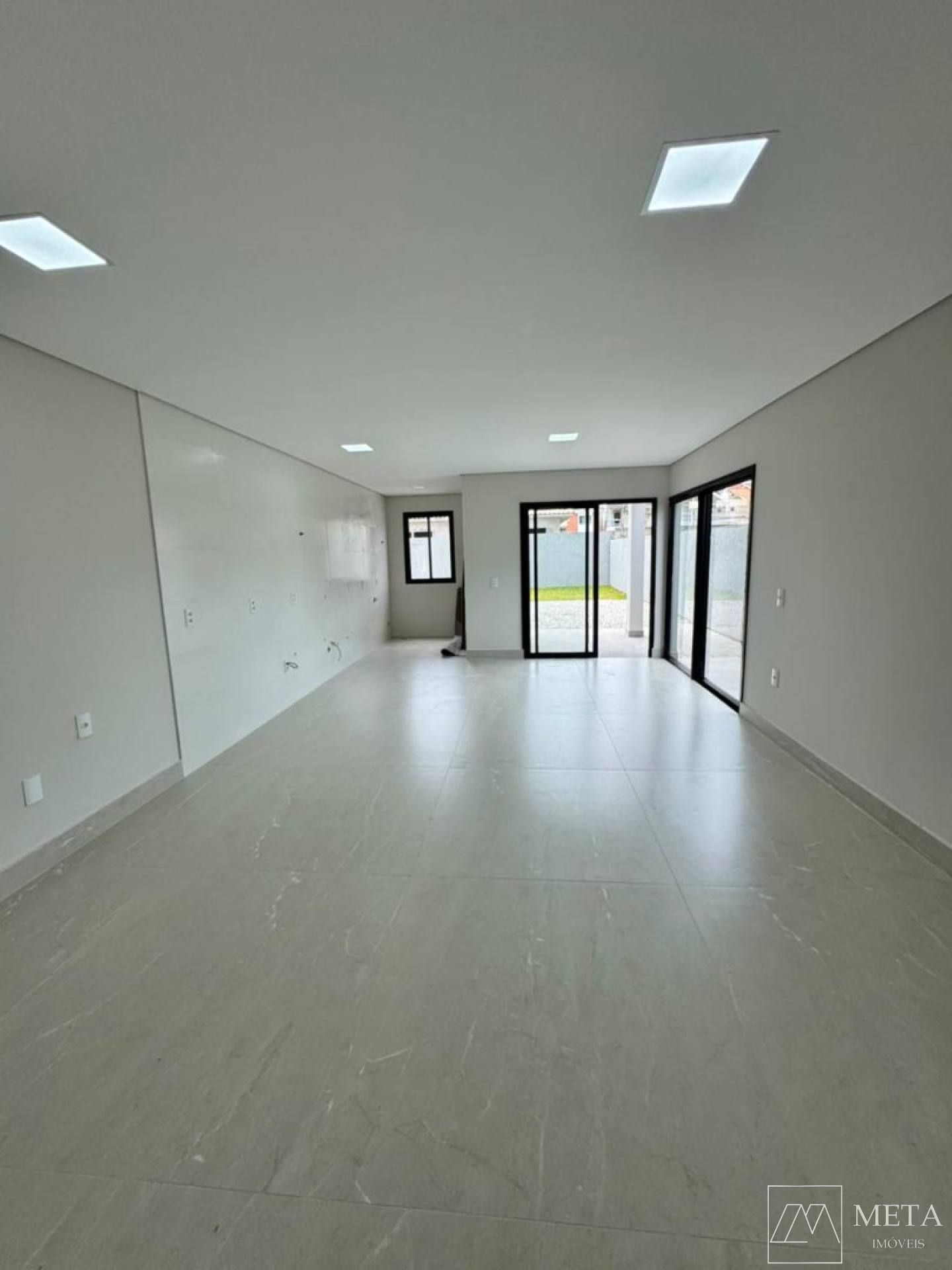 Sobrado com 3 dormitórios (1 suíte, 2 demi-suítes) no Ipiranga-São José/SC-  Exclusividade