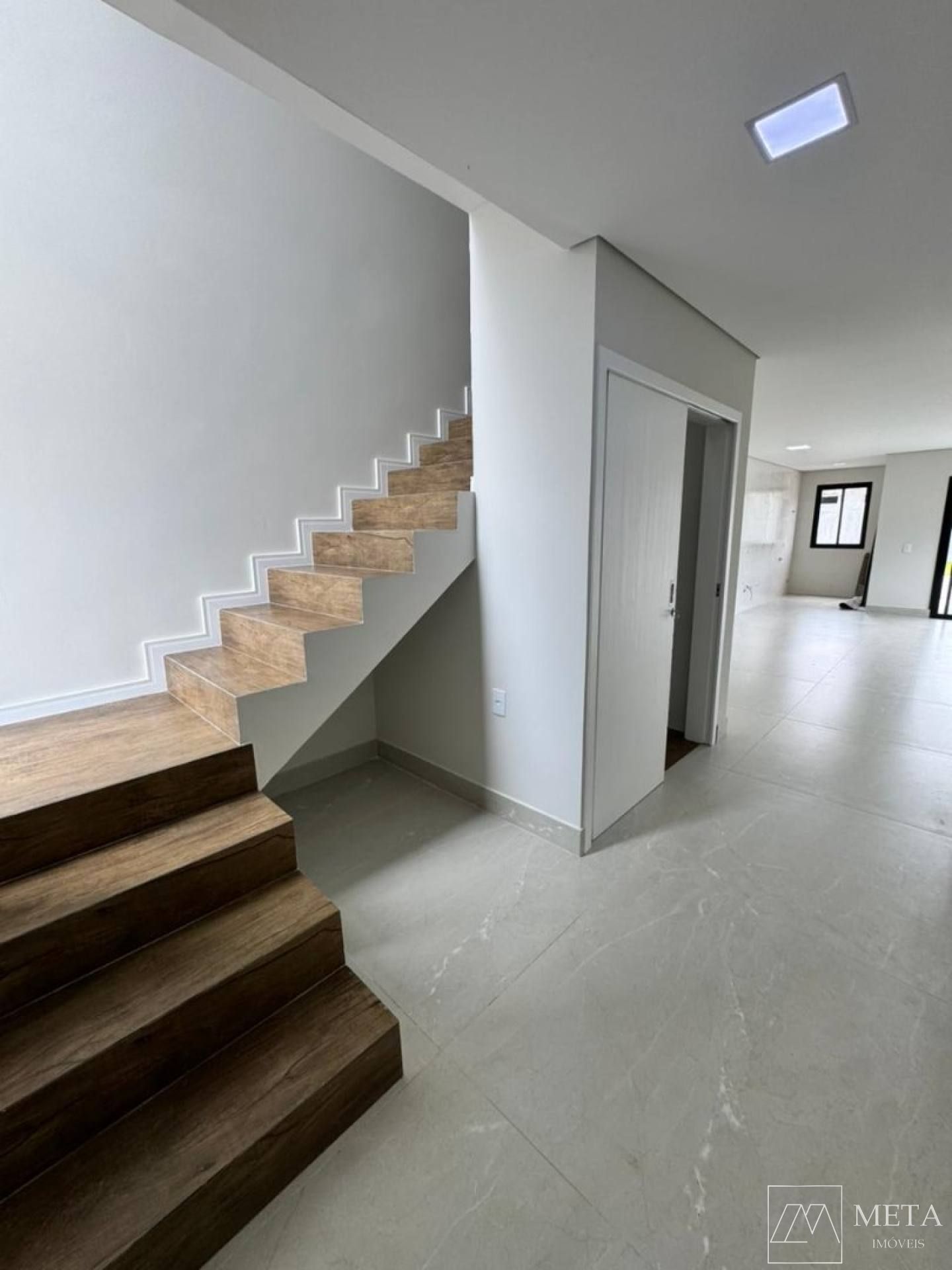 Sobrado com 3 dormitórios (1 suíte, 2 demi-suítes) no Ipiranga-São José/SC-  Exclusividade