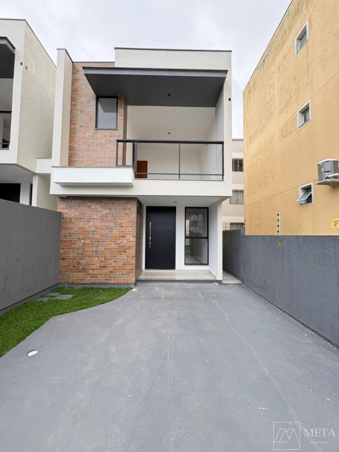 Sobrado com 3 dormitórios (1 suíte) em Potecas - São José/SC