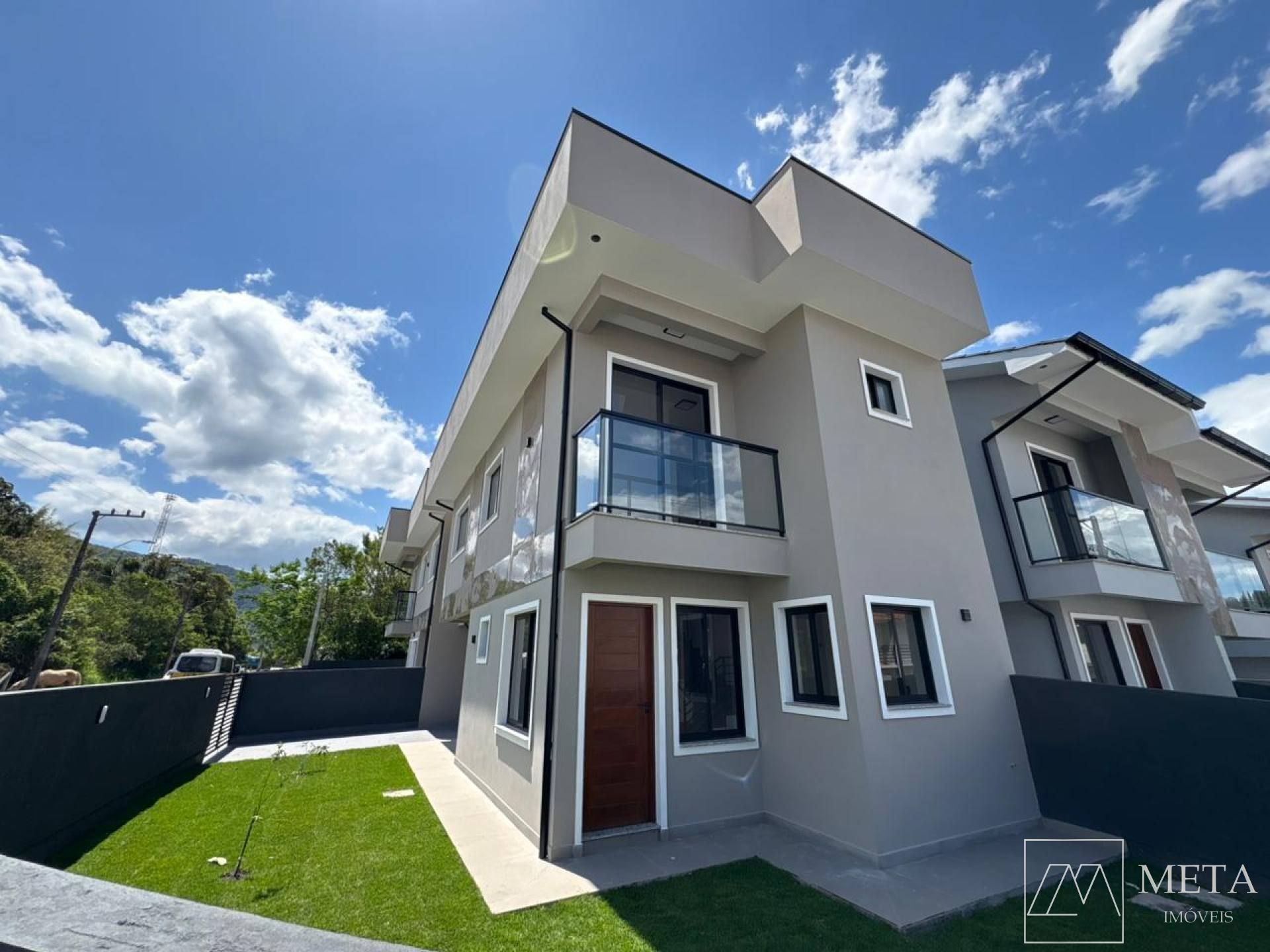 Sobrado com 3 dormitórios (1 suíte) em Potecas - São José/SC