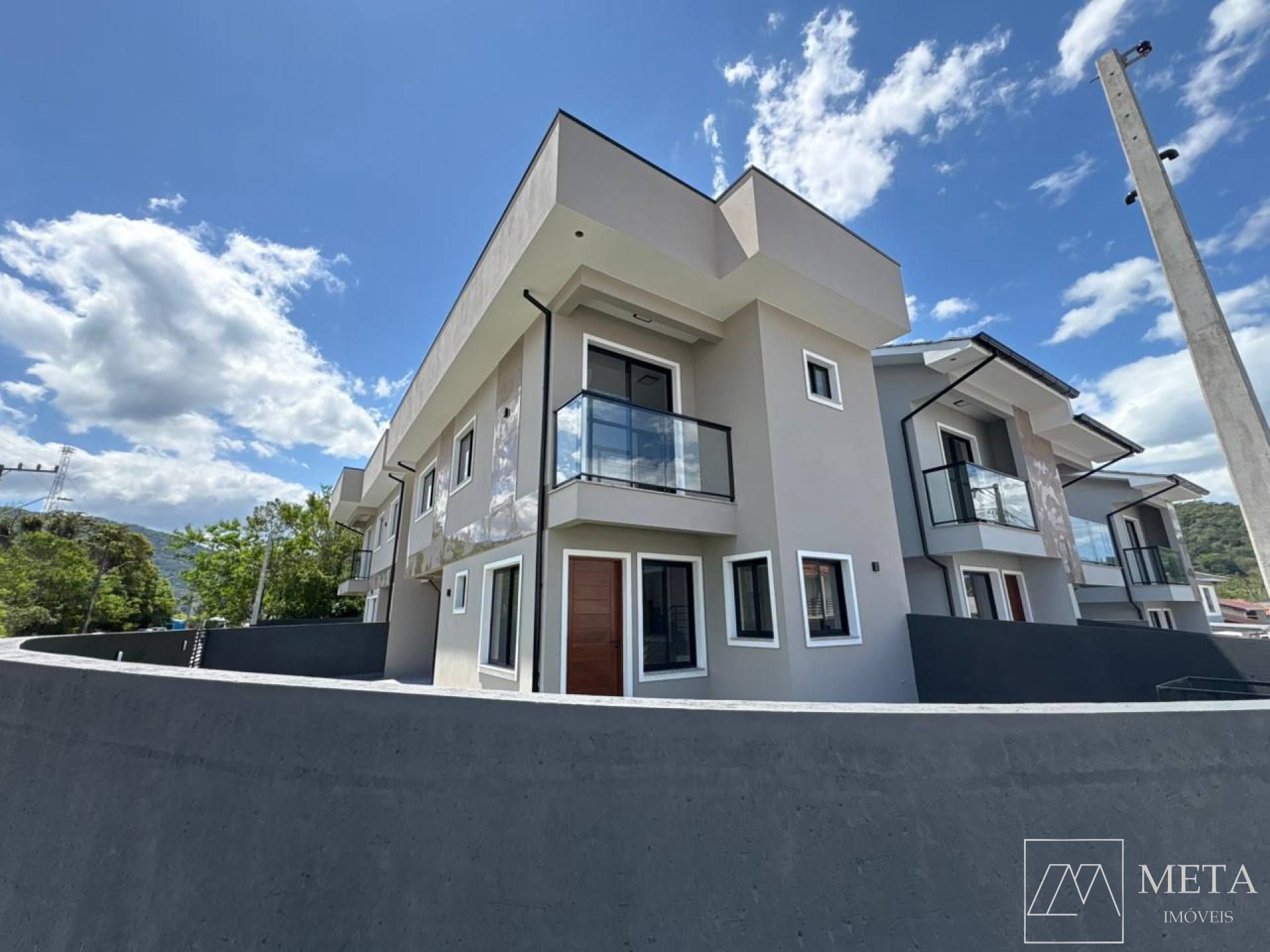 Sobrado com 3 dormitórios (1 suíte) em Potecas - São José/SC