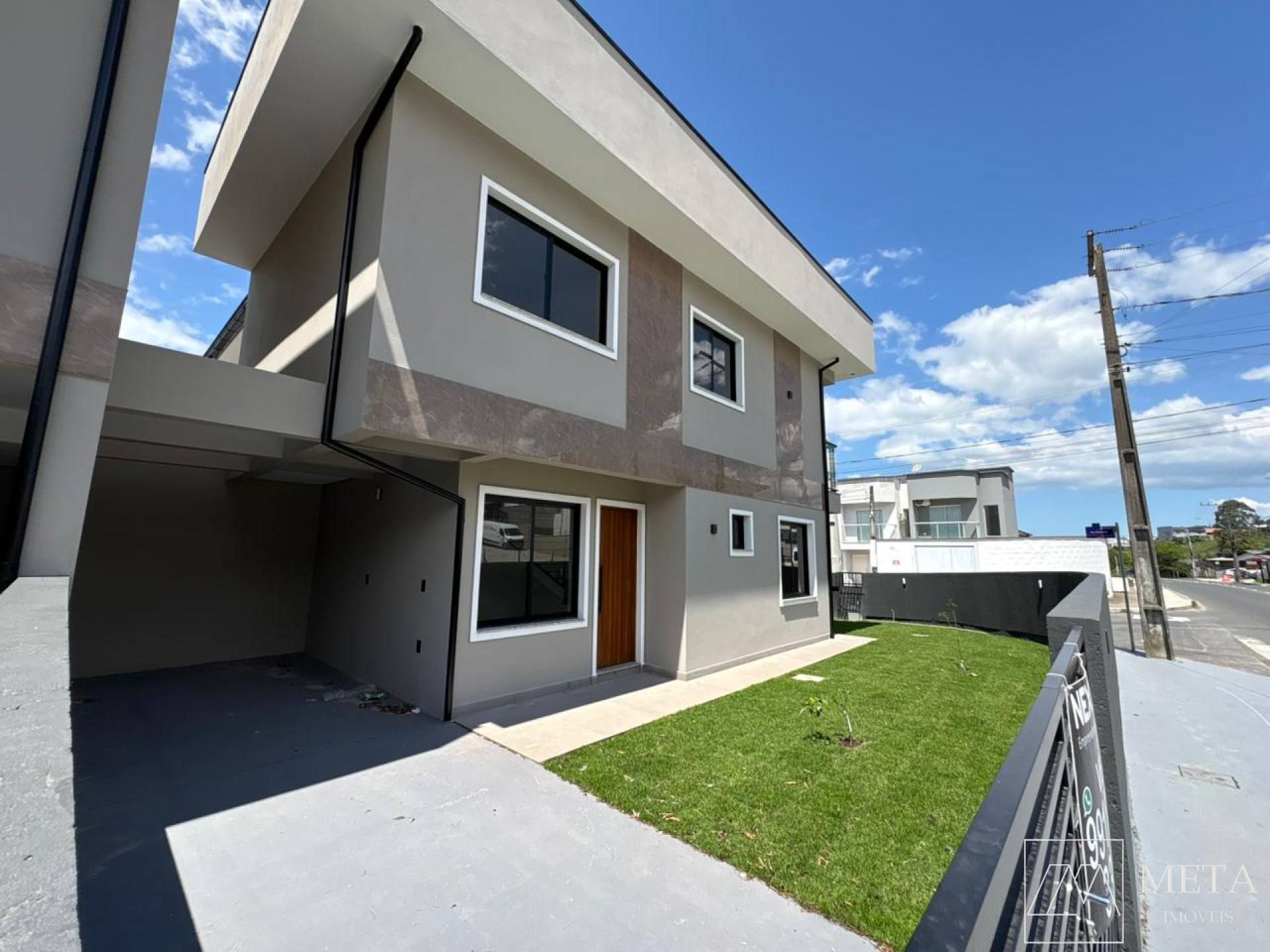 Sobrado com 3 dormitórios (1 suíte) em Potecas - São José/SC