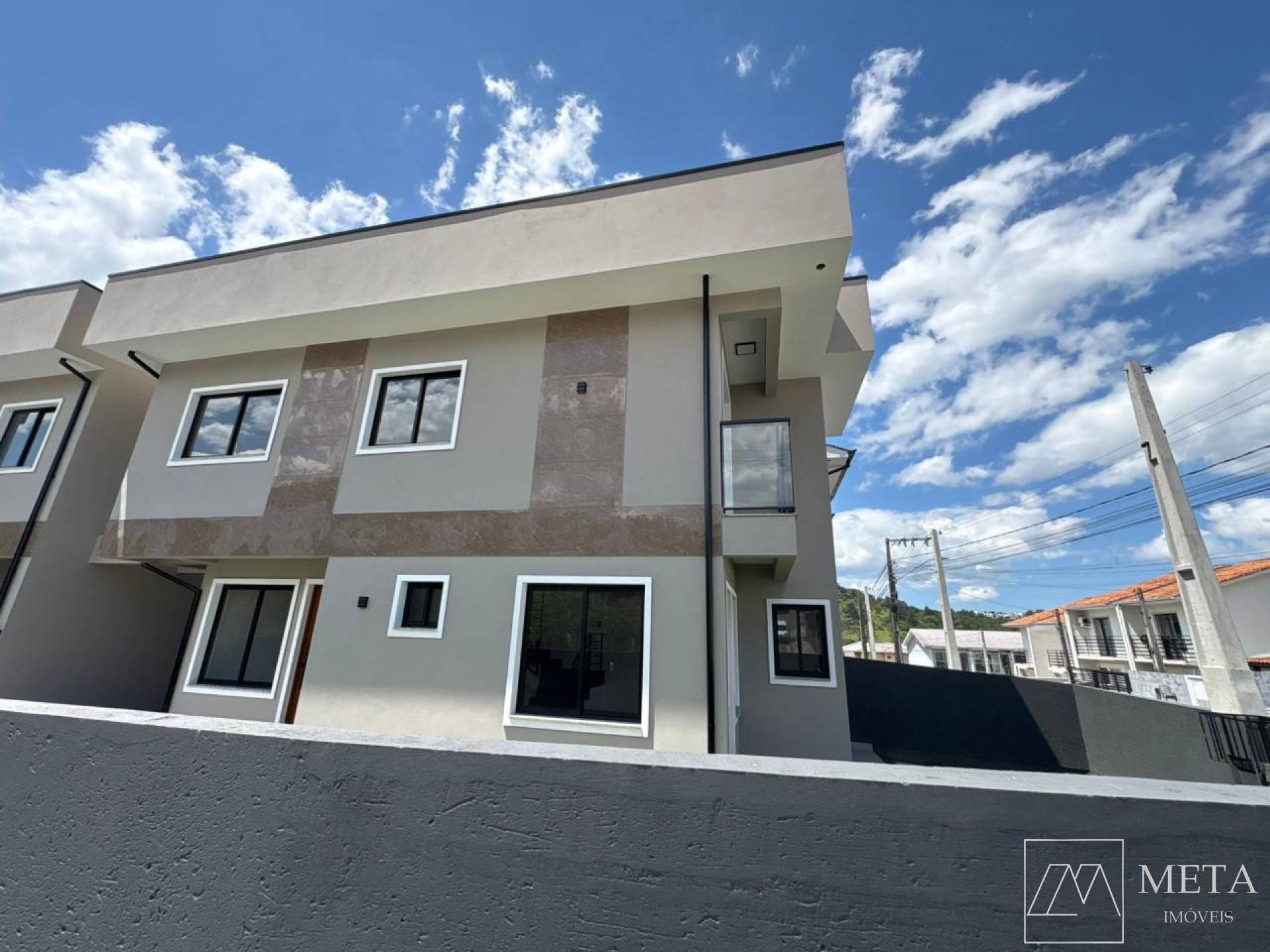 Sobrado com 3 dormitórios (1 suíte) em Potecas - São José/SC