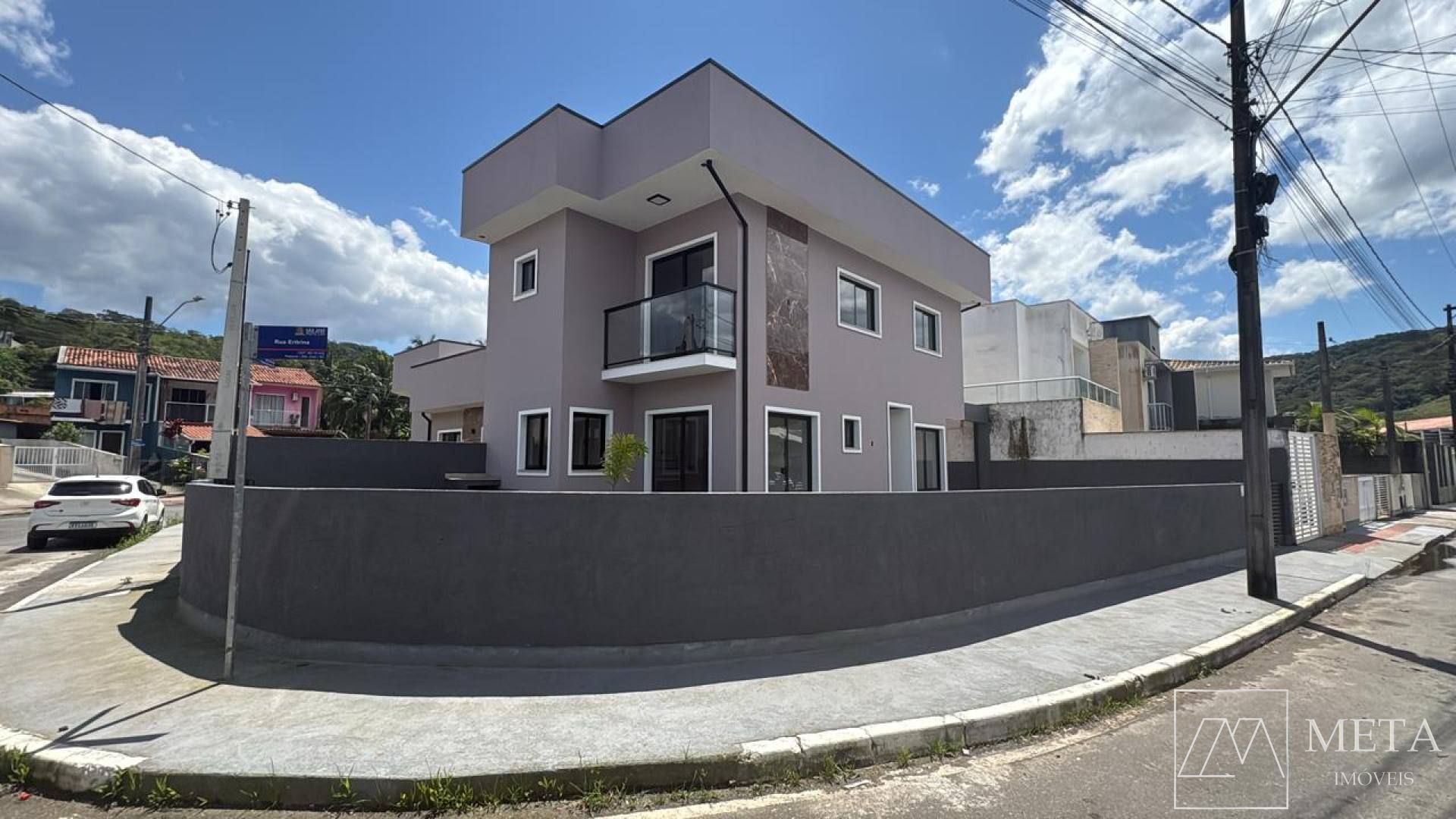 Sobrado com 3 dormitórios (1 suíte) em Potecas - São José/SC