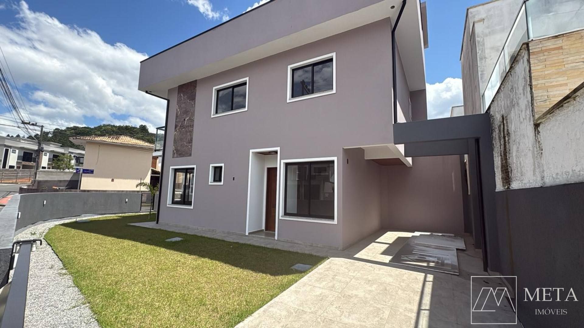 Sobrado com 3 dormitórios (1 suíte) em Potecas - São José/SC