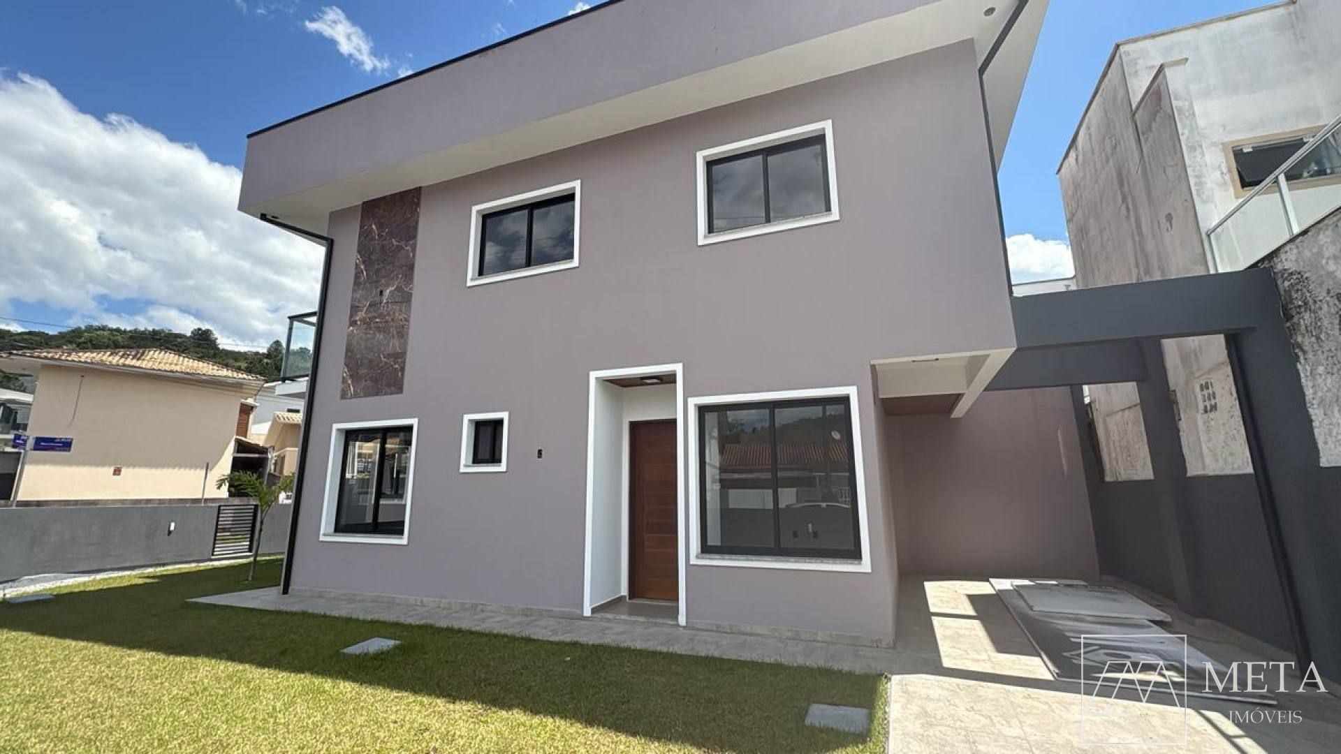 Sobrado com 3 dormitórios (1 suíte) em Potecas - São José/SC